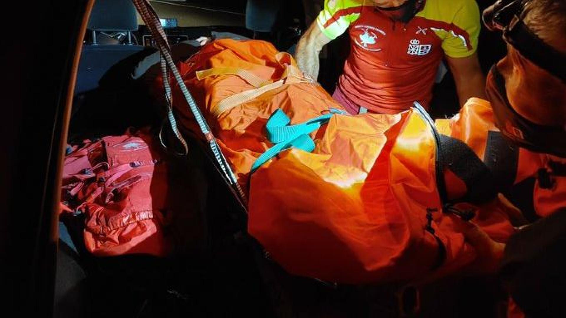 Un momento del rescate de la montañera por parte de los bomberos