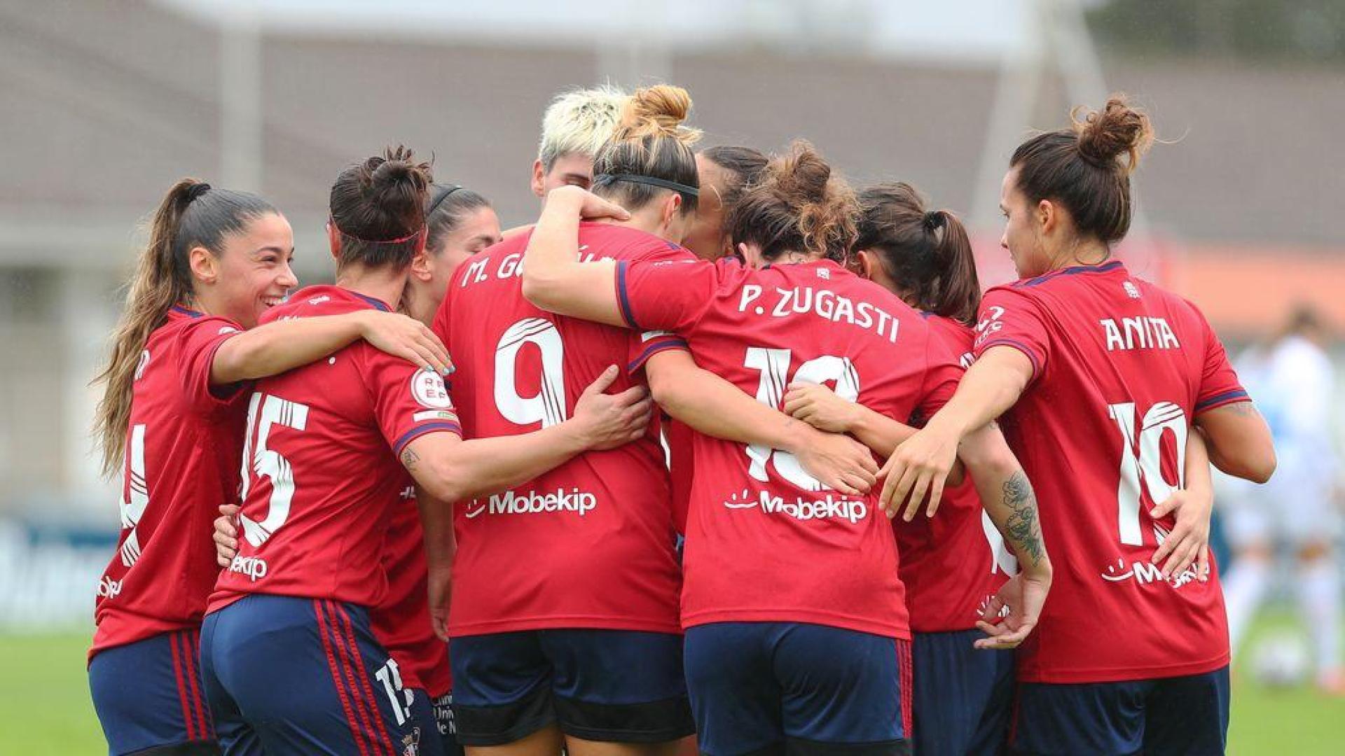 Celebración de la victoria de las jugadoras rojillas