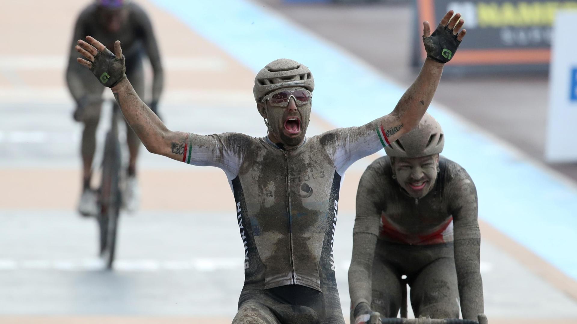 Sonny Colbrelli, cubierto de barro, celebra su victoria en la meta de Roubaix