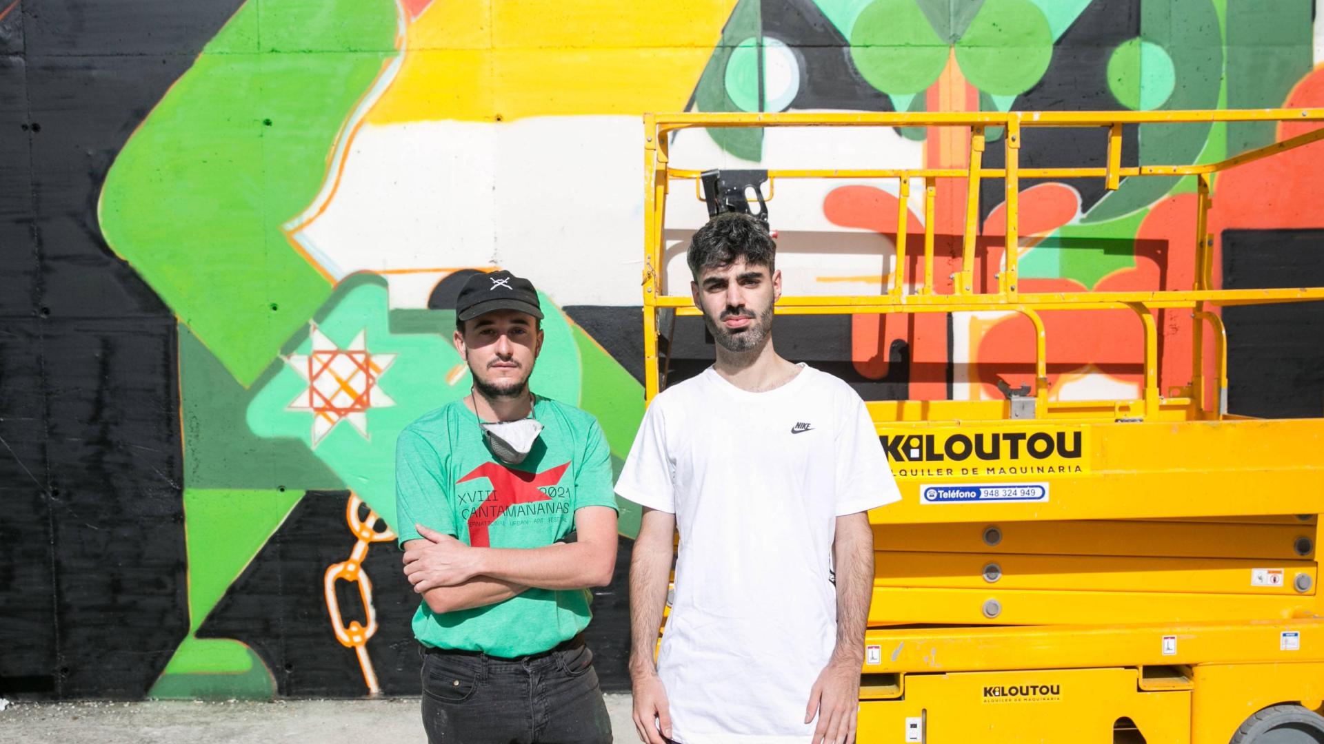 Javier Murillo y Carlos Almagro, junto al mural