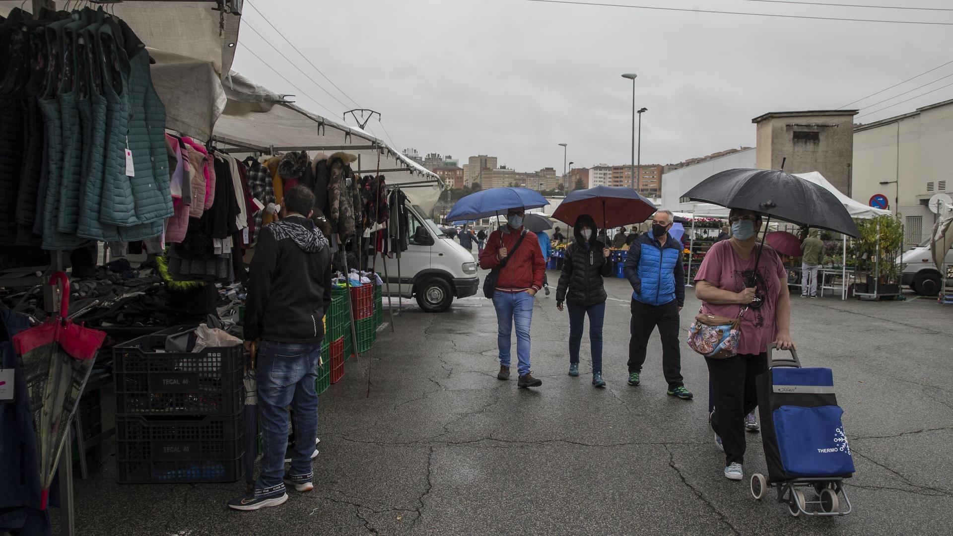 Los asistentes ayer al mercadillo de Landaben pudieron disfrutar de unas medidas sanitarias más relajadas, a pesar del mal tiempo