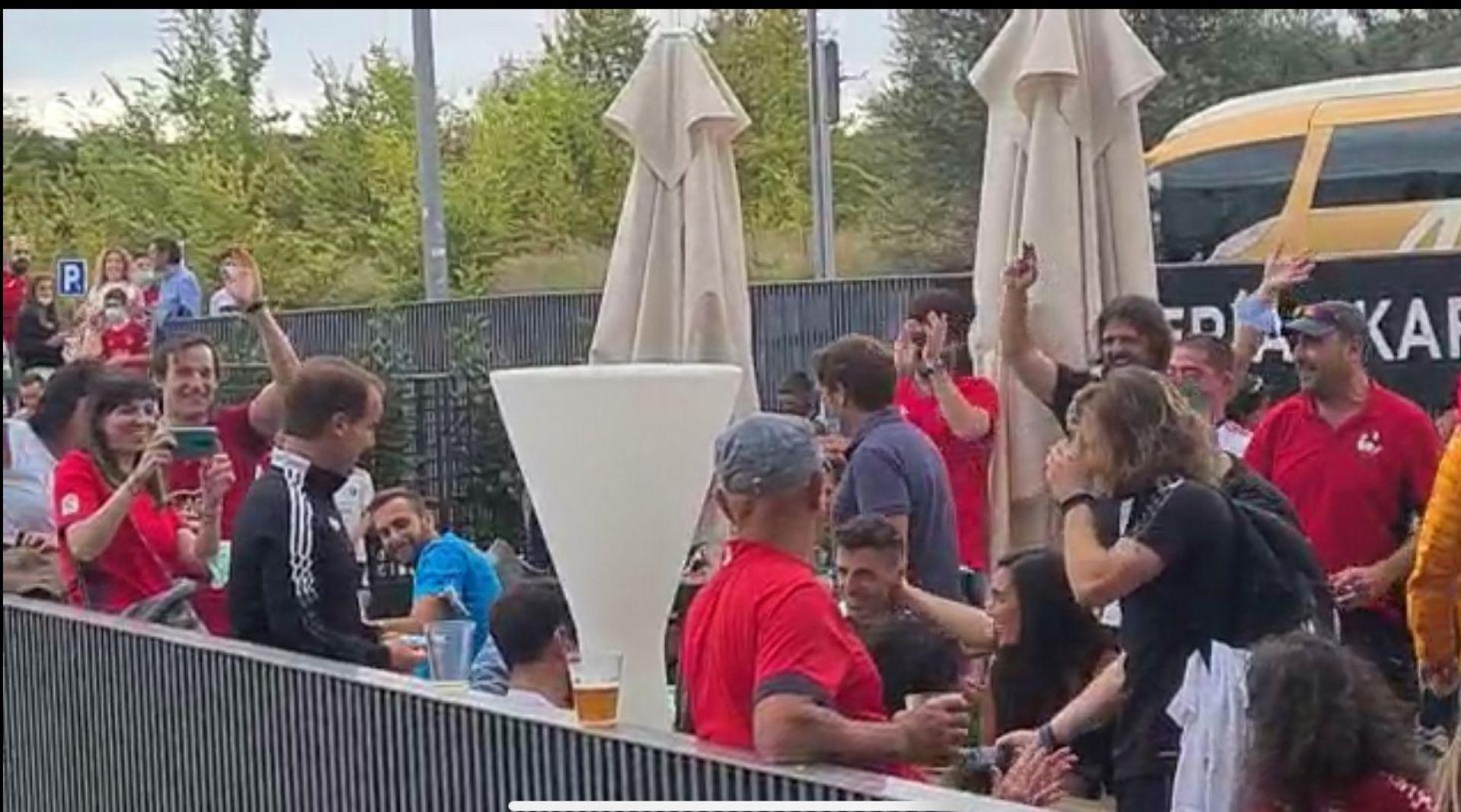 Así fue la llegada del entrenador de Osasuna al Escondite del Arena tras el triunfo ante el Rayo