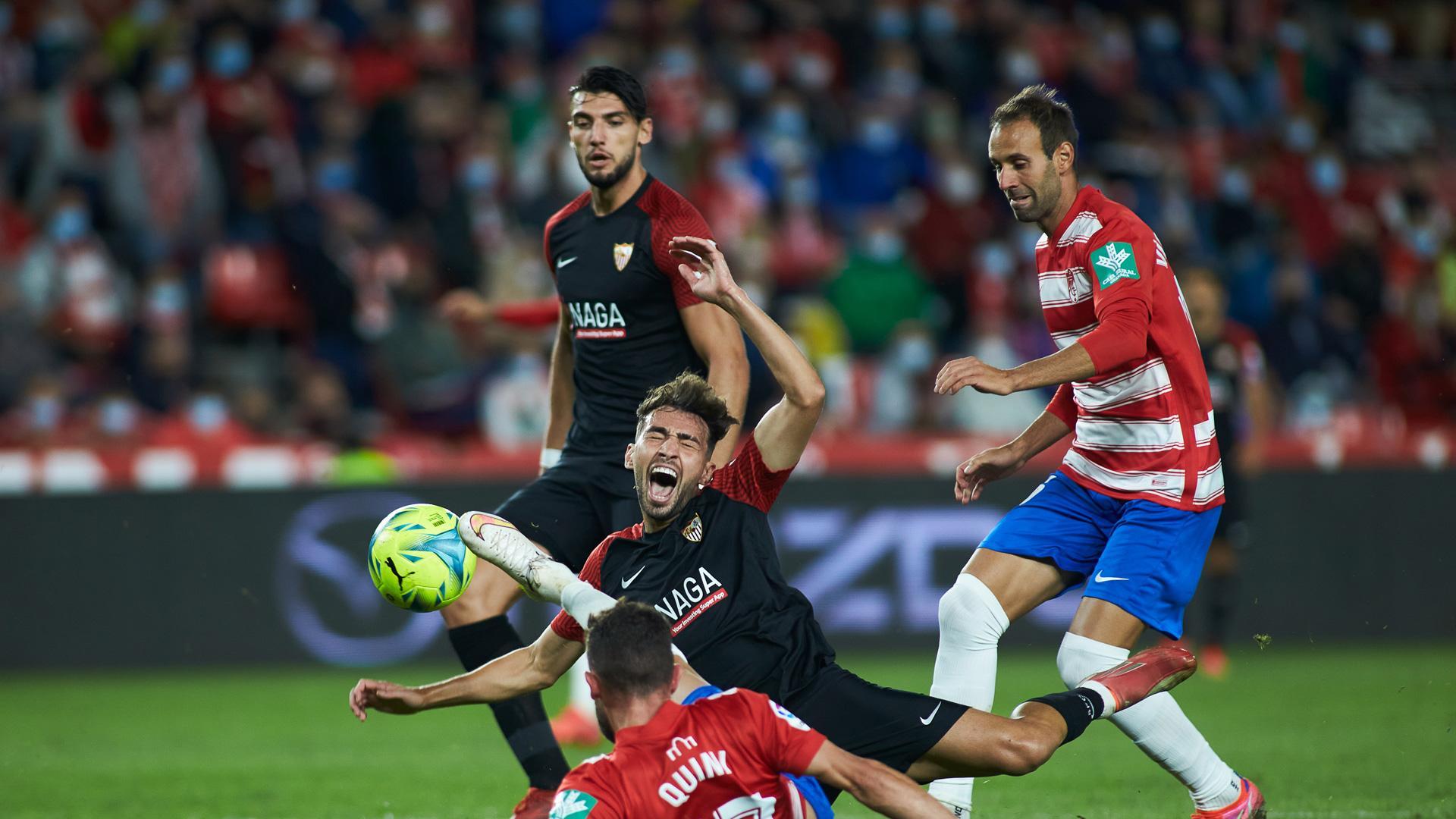 Joaquin Jose Marin "Quini" del Granada y Munir El Haddadi del Sevilla, en una acción del partido.