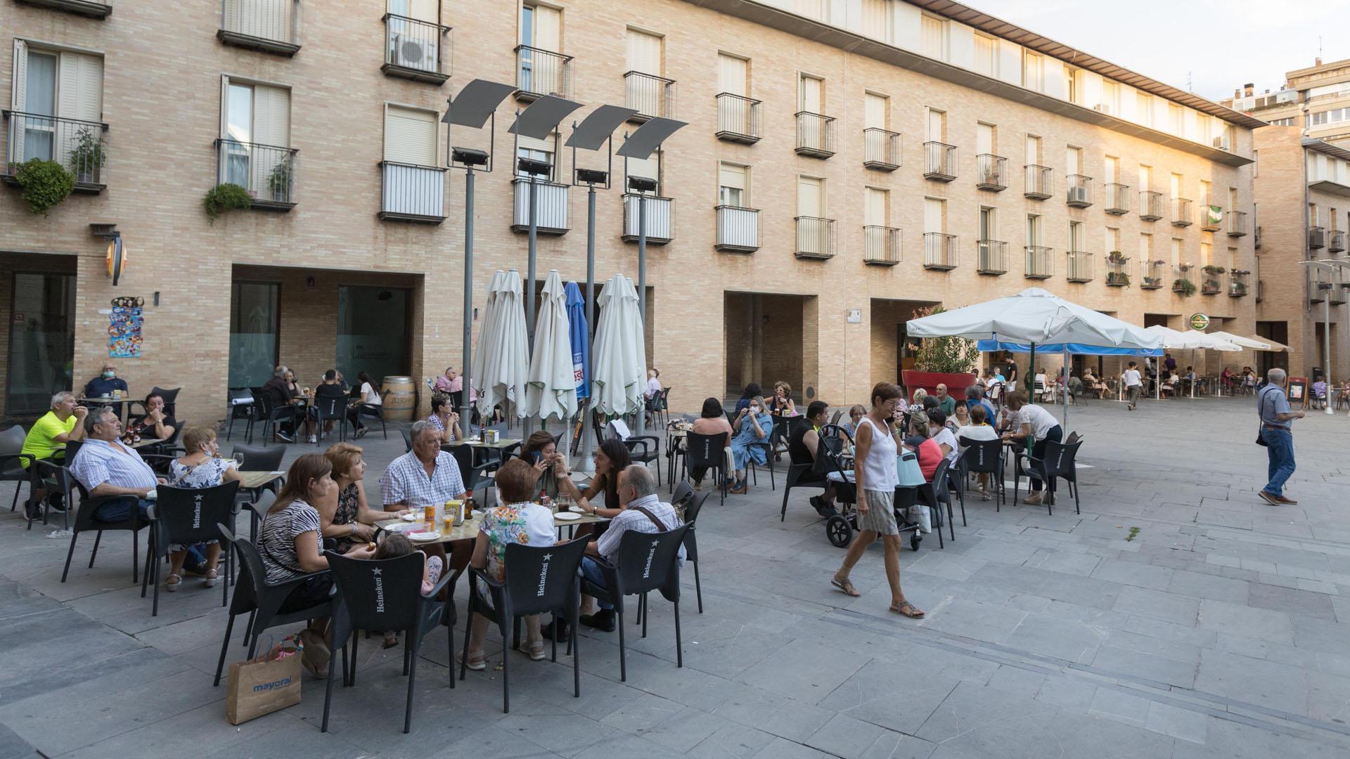 La gente disfruta tomando algo en las terrazas de la plaza de la Judería en Tudela