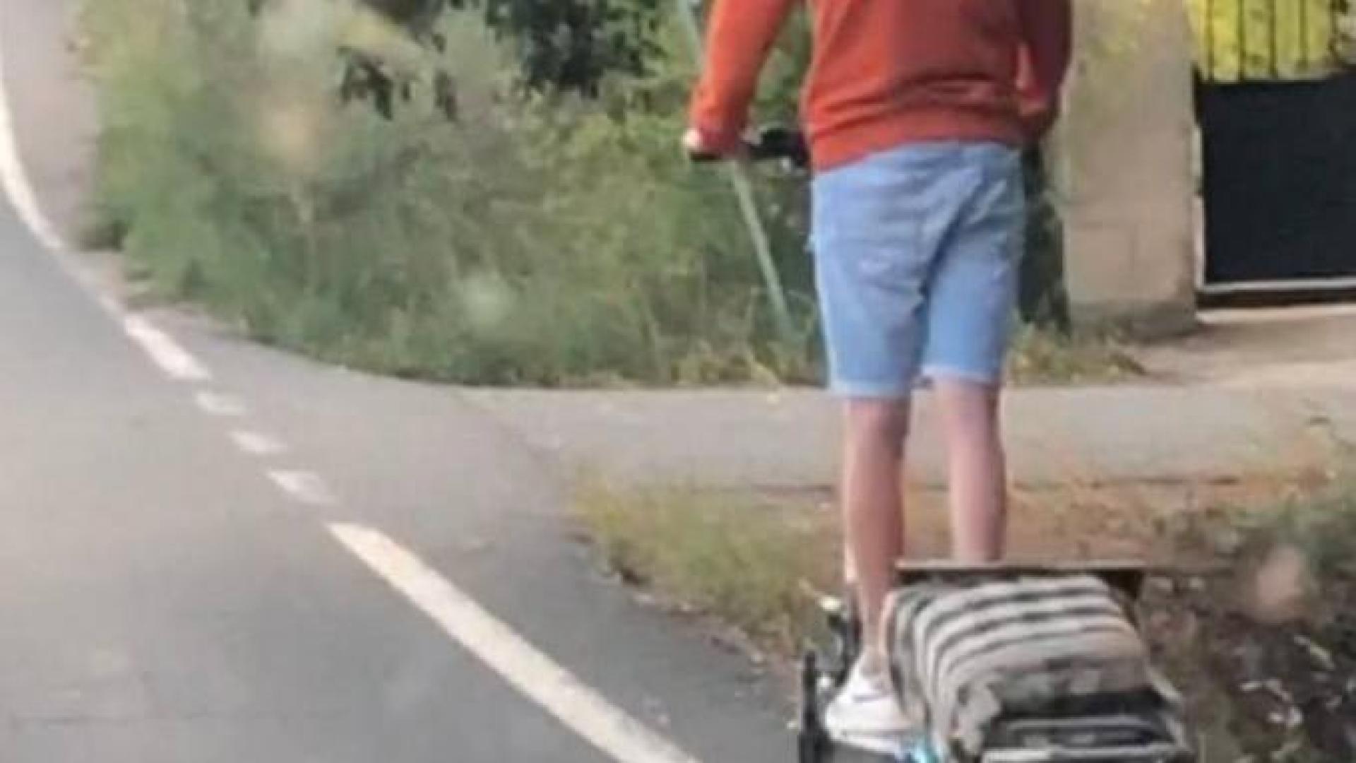 El conductor del patinete denunciado por conducir por el arcén de la N-232, sin casco y arrastrando un carro de la compra