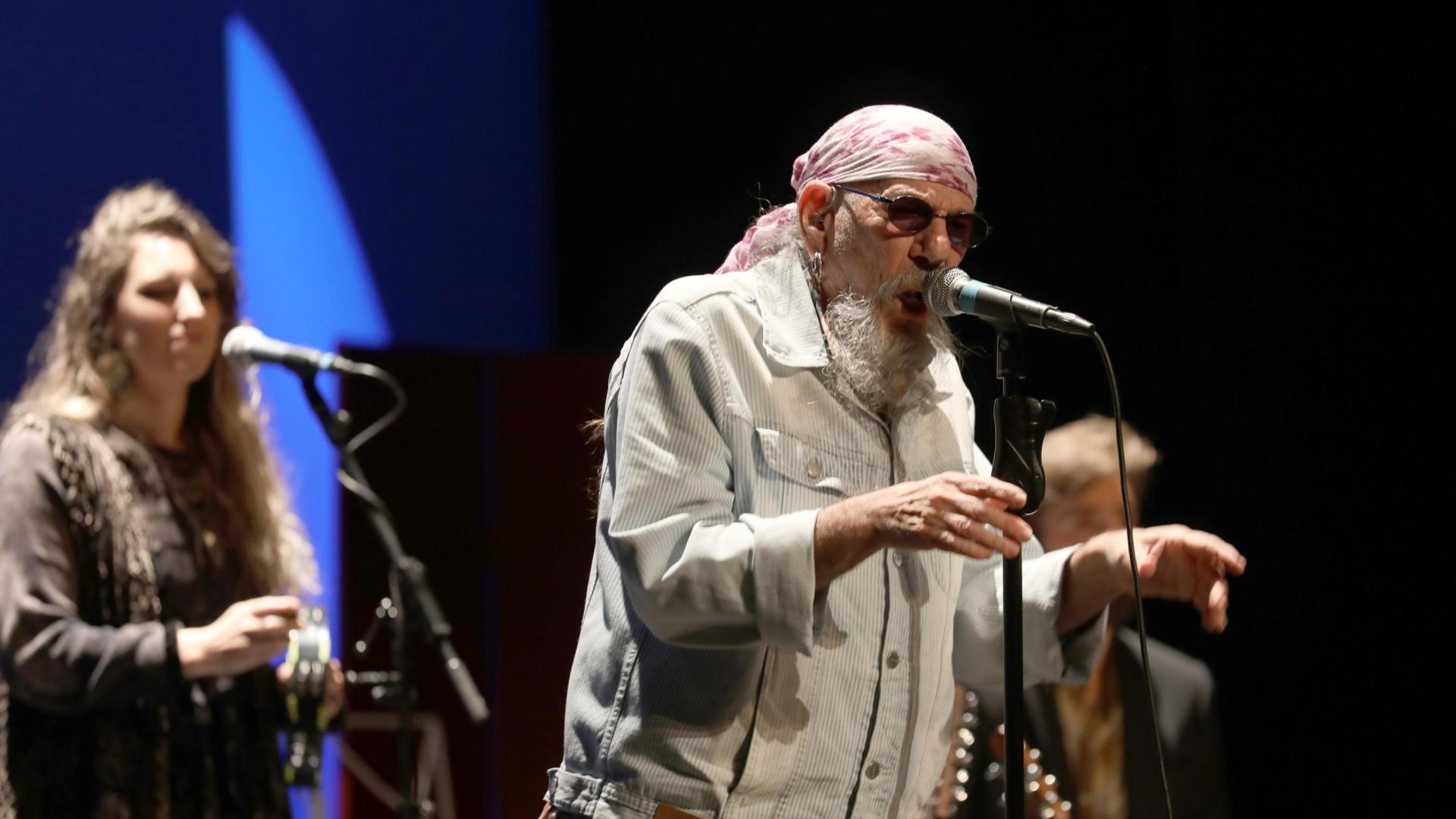 El Drogas presentó en el Teatro Gayarre su nueva propuesta al frente de su "akustik fraktion"
