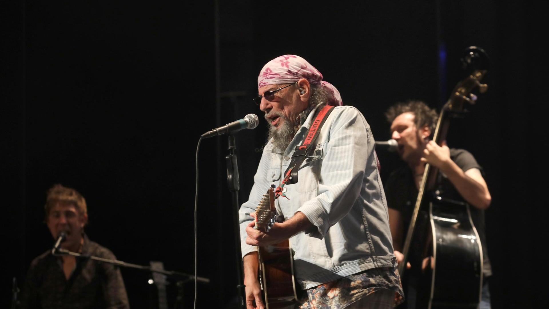 El Drogas presentó en el Teatro Gayarre su nueva propuesta al frente de su "akustik fraktion"