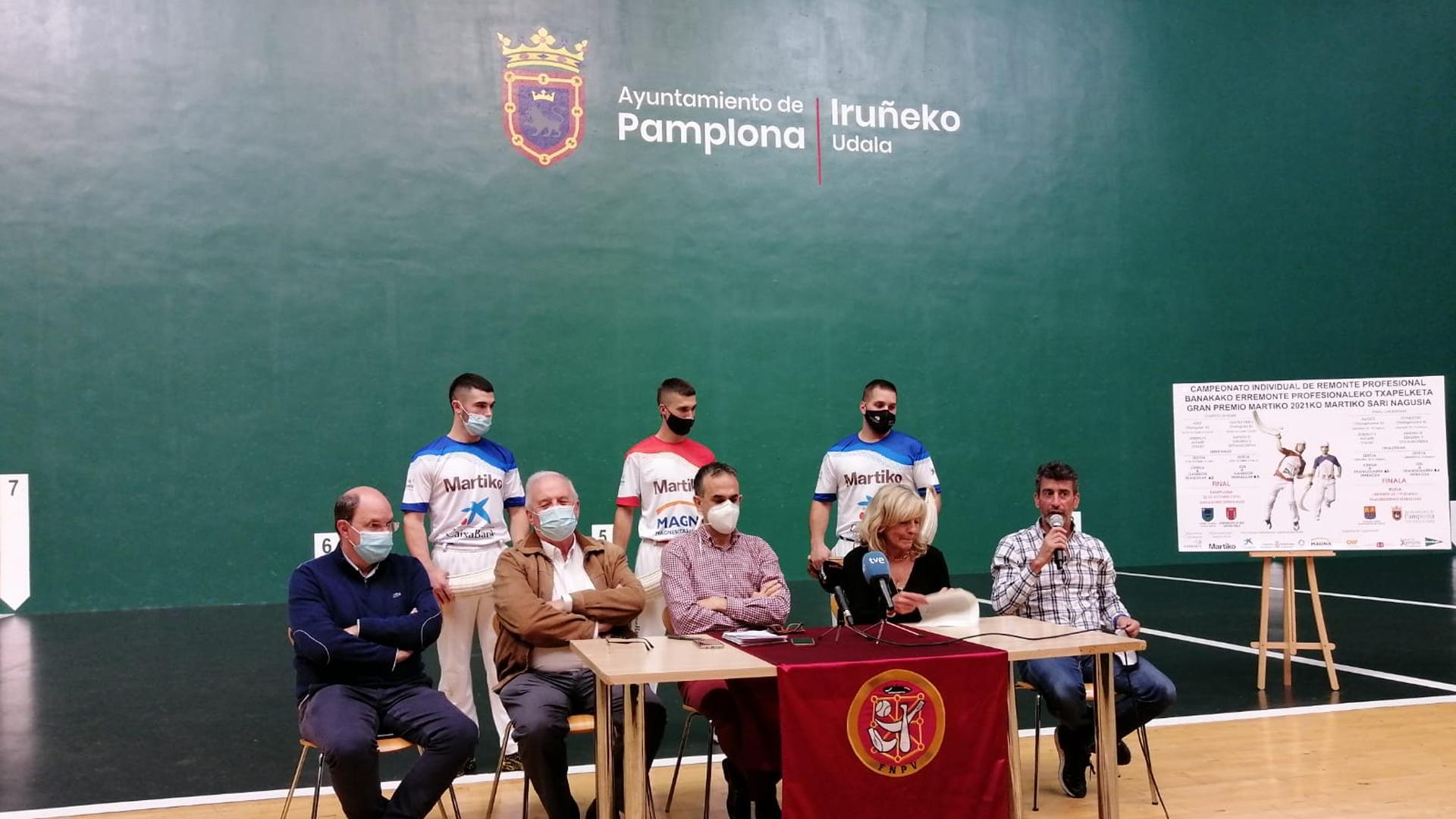 Un momento del acto de presentación en la cancha del frontón Labrit