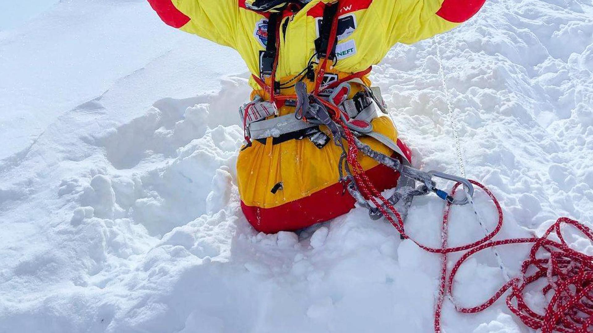 Rustam Nabiev celebra su ascenso en el Manaslu nepalí