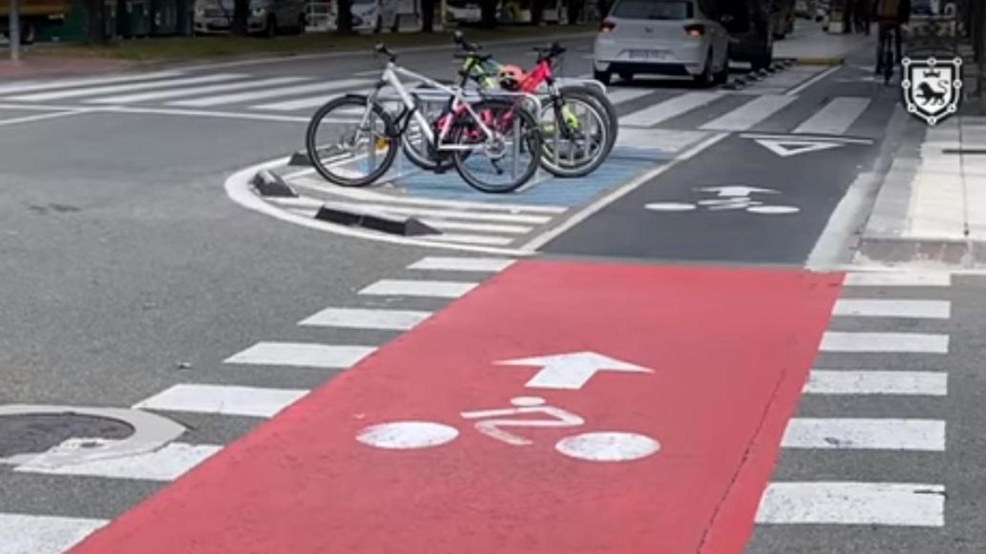El color rojo alerta a los conductores de los vehículos a motor que por ese lugar atraviesa una vía ciclista