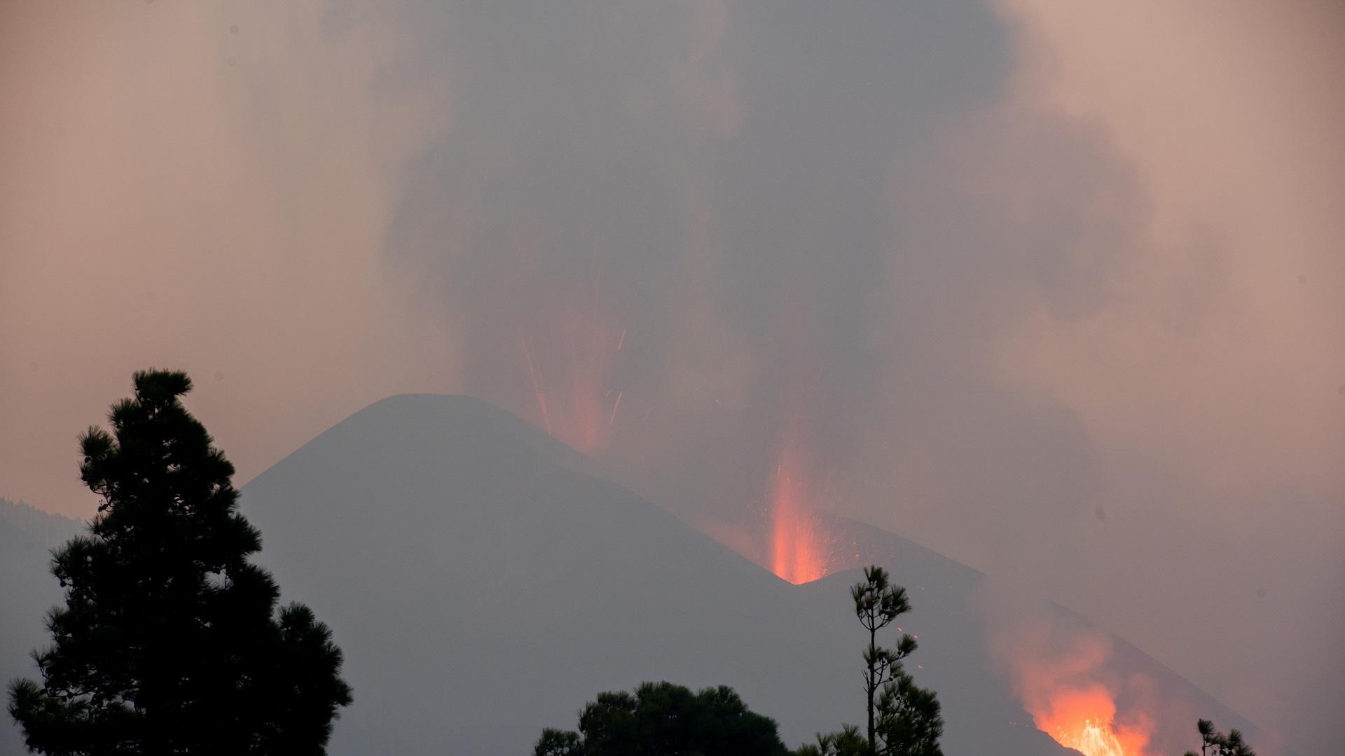 Imagen de la erupción de Cumbre Vieja, en La Palma, tomada desde el barrio de Tacande, en el municipio de El Paso