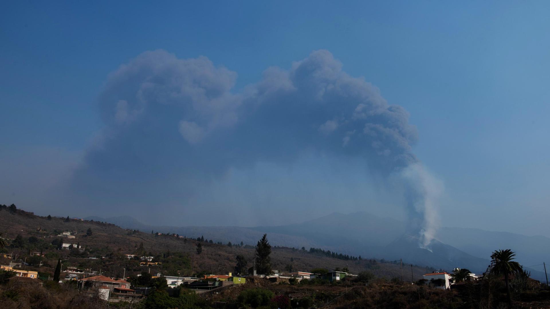 El cambio de viento lleva las cenizas del volcán hacia el aeropuerto de La Palma