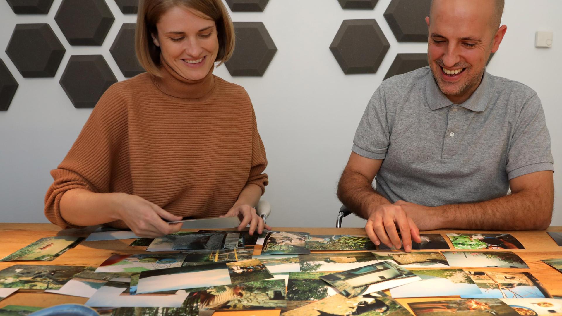 Sonia Ciriza y Miguel Ayesa forman Protocolectivo junto con Germán Úcar e Íñigo Garcés. En la imagen, con fotos del proyecto