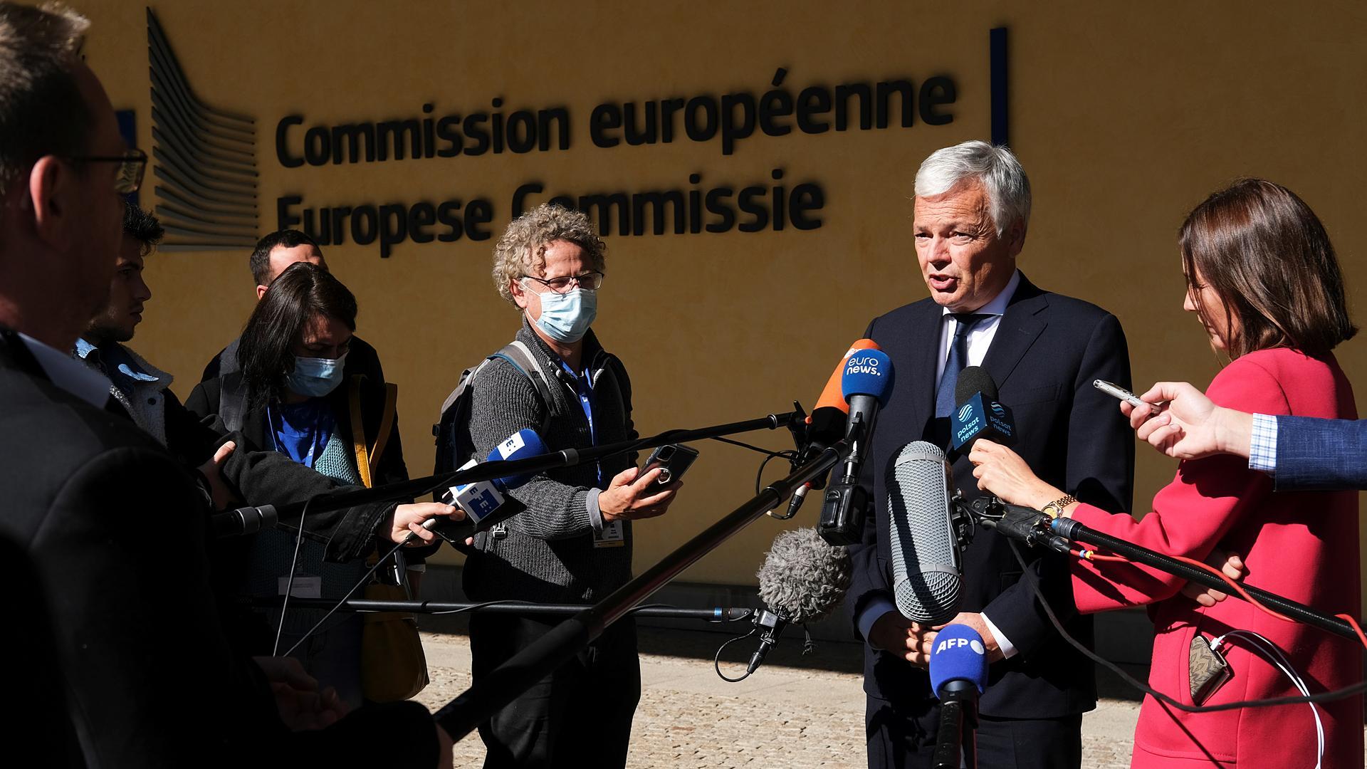 El comisionado europeo de Justicia, Didier Reynders, atiende a los medios tras conocer la postura del Tribunal Constitucional polaco