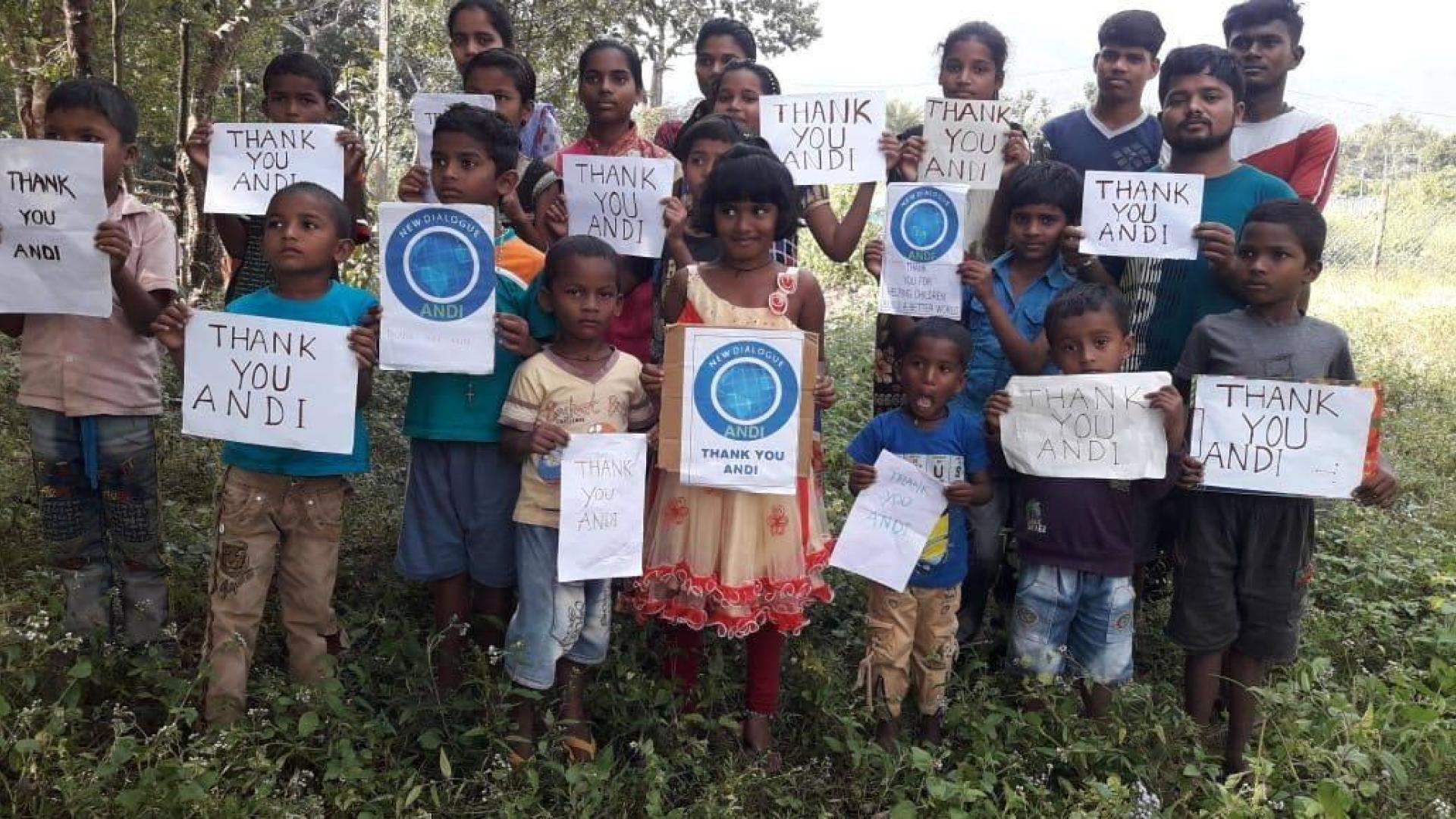 Se han suspendido las clases presenciales por la covid y un tutor contratado por ANDI atiende a los niños