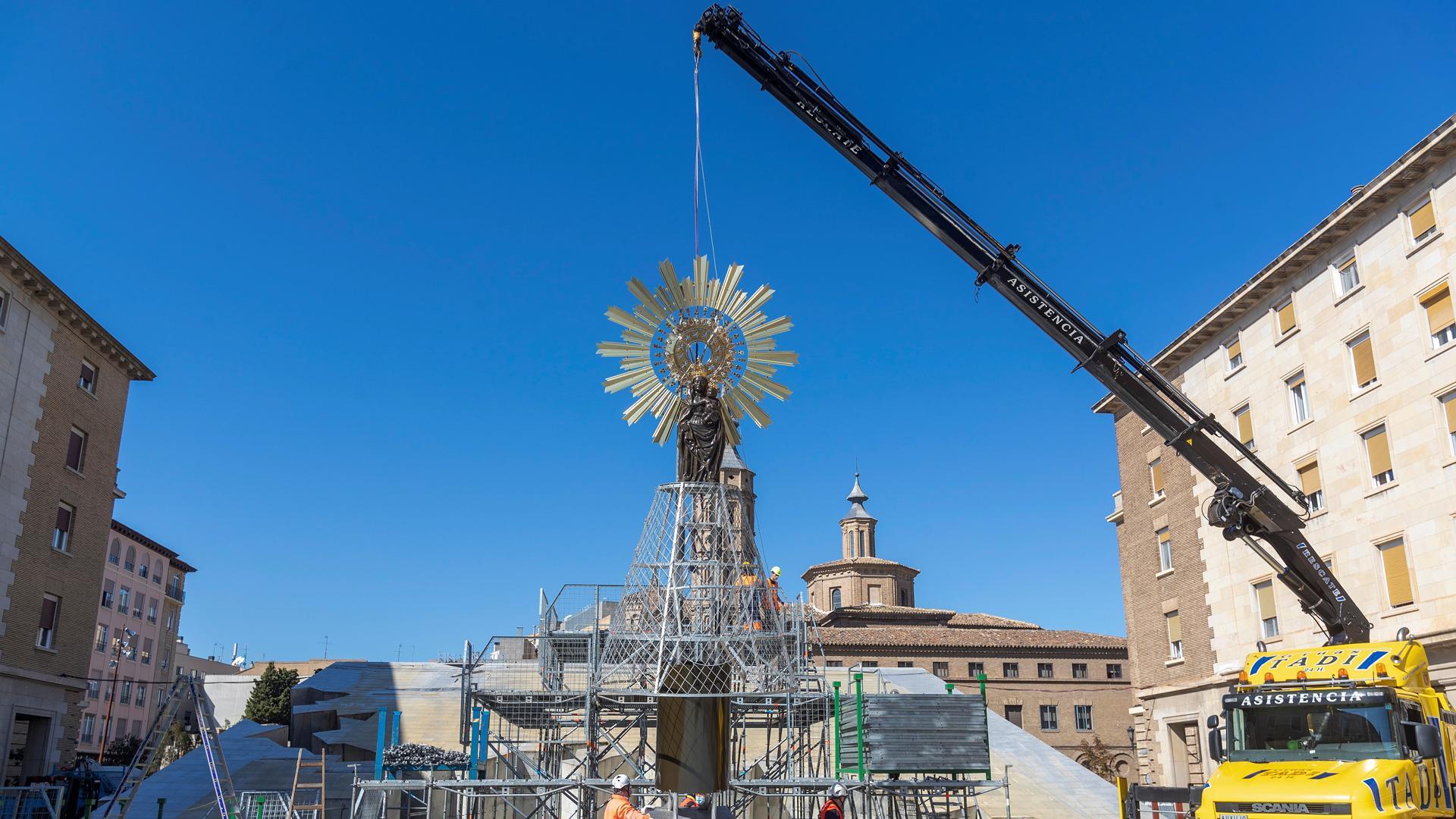 Este sábado por la mañana se ha instalado la estructura de la virgen de El Pilar, destinada a la ofrenda de flores