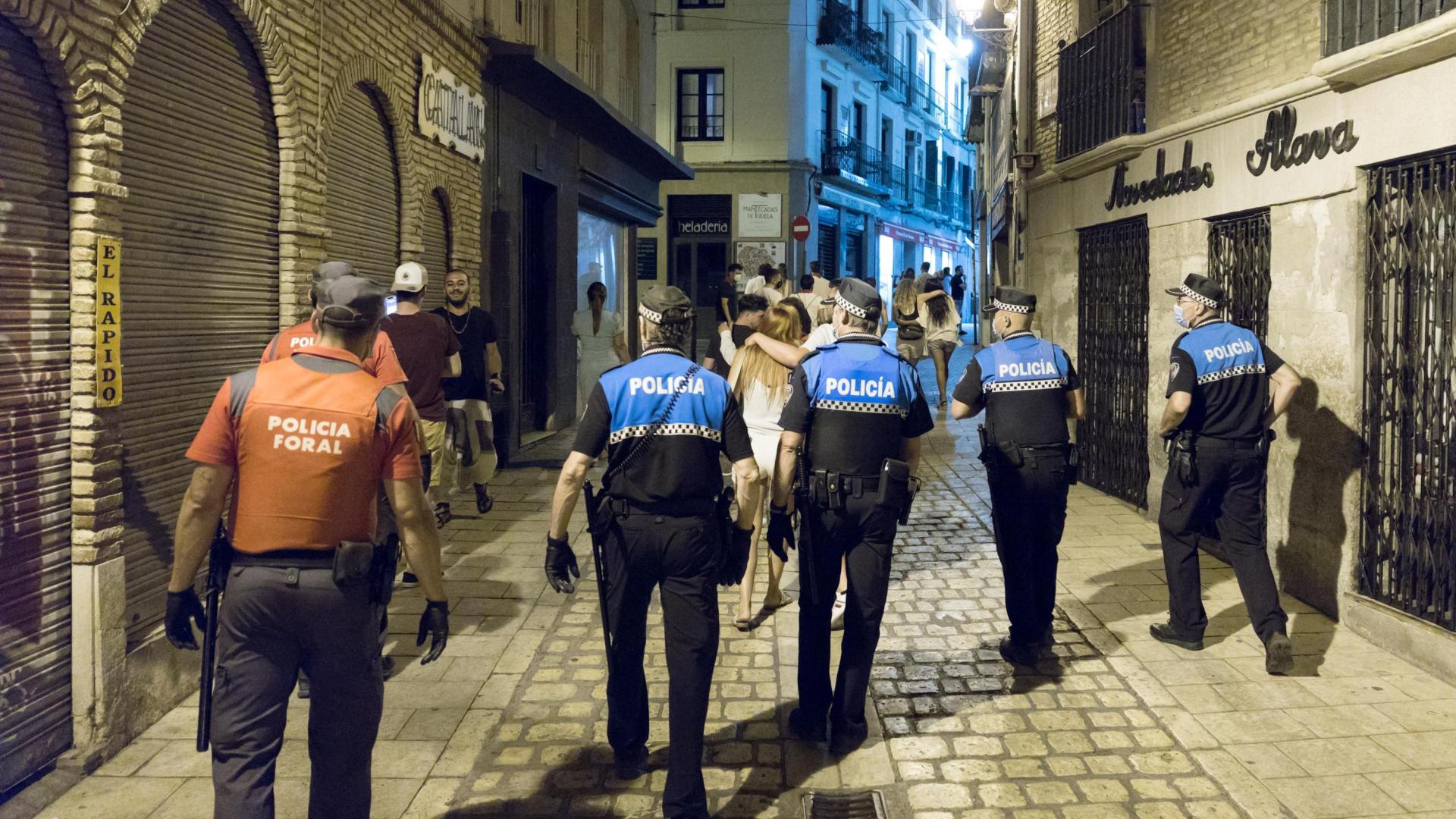 Agentes de la Policía Local y de la Foral desalojan a jóvenes de la calle Concarera para hacer cumplir el toque de queda el pasado mes de julio