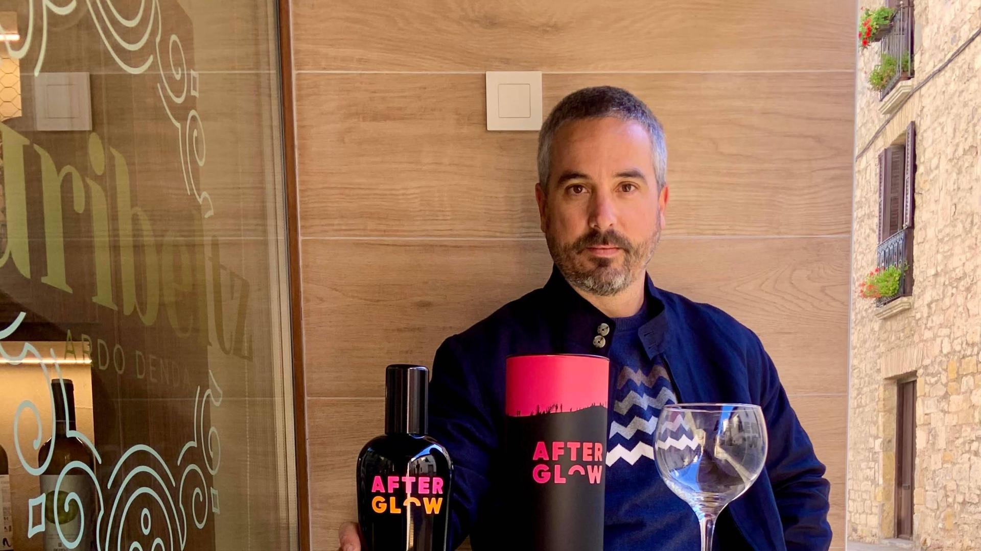 Javier Imízcoz posa en el Txuribeltz, el bar de Aoiz donde se hizo el pasado día 2 la fiesta de presentación