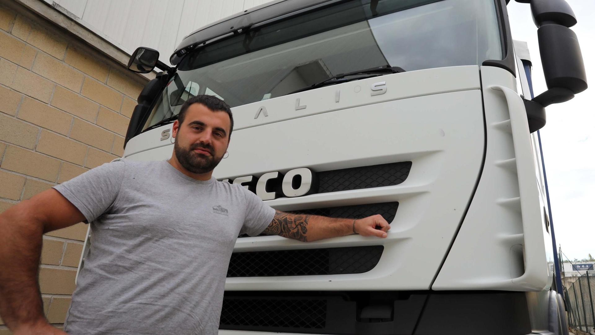 Andoni Berastegi posa junto a su camión