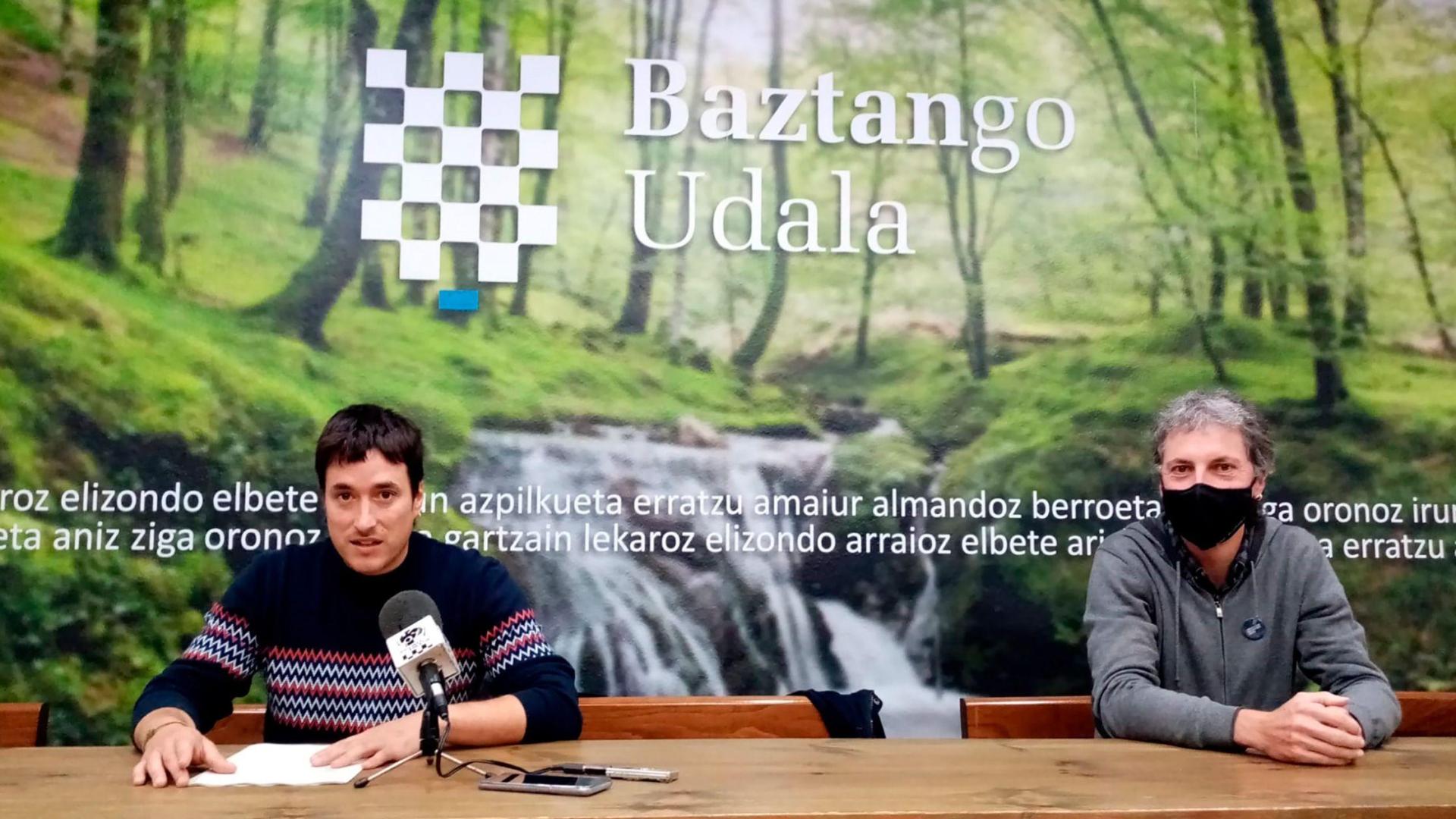 El titular municipal del área de Turismo, Xabier Torres; y el alcalde de Baztan, Joseba Otondo