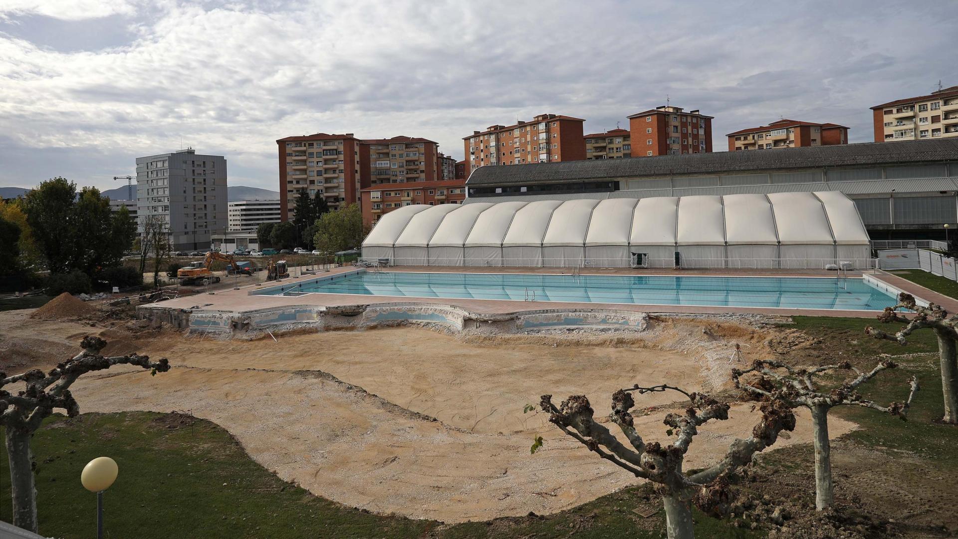La piscina lúdica, ya demolida para la construcción de un nuevo vaso, en la zona sur del Club de Tenis