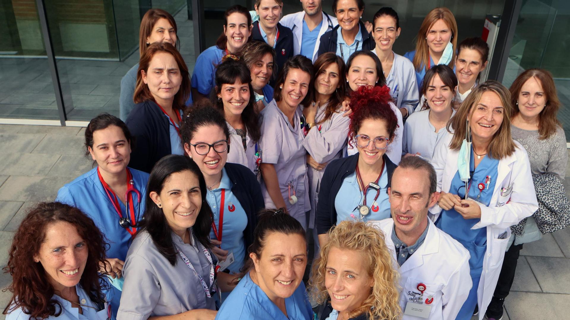 Parte del equipo de la Unidad de Atención Paliativa de San Juan de Dios de Pamplona, el miércoles pasado en la entrada del hospital