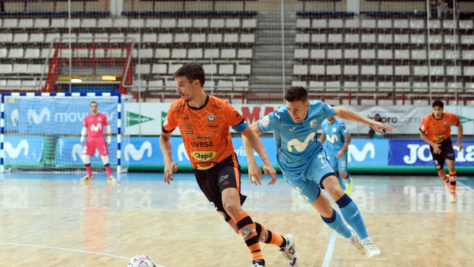 El capitán del Aspil-Jumpers, David García, conduce el balón ante la presión del jugador del Movistar Inter Pol Pacheco