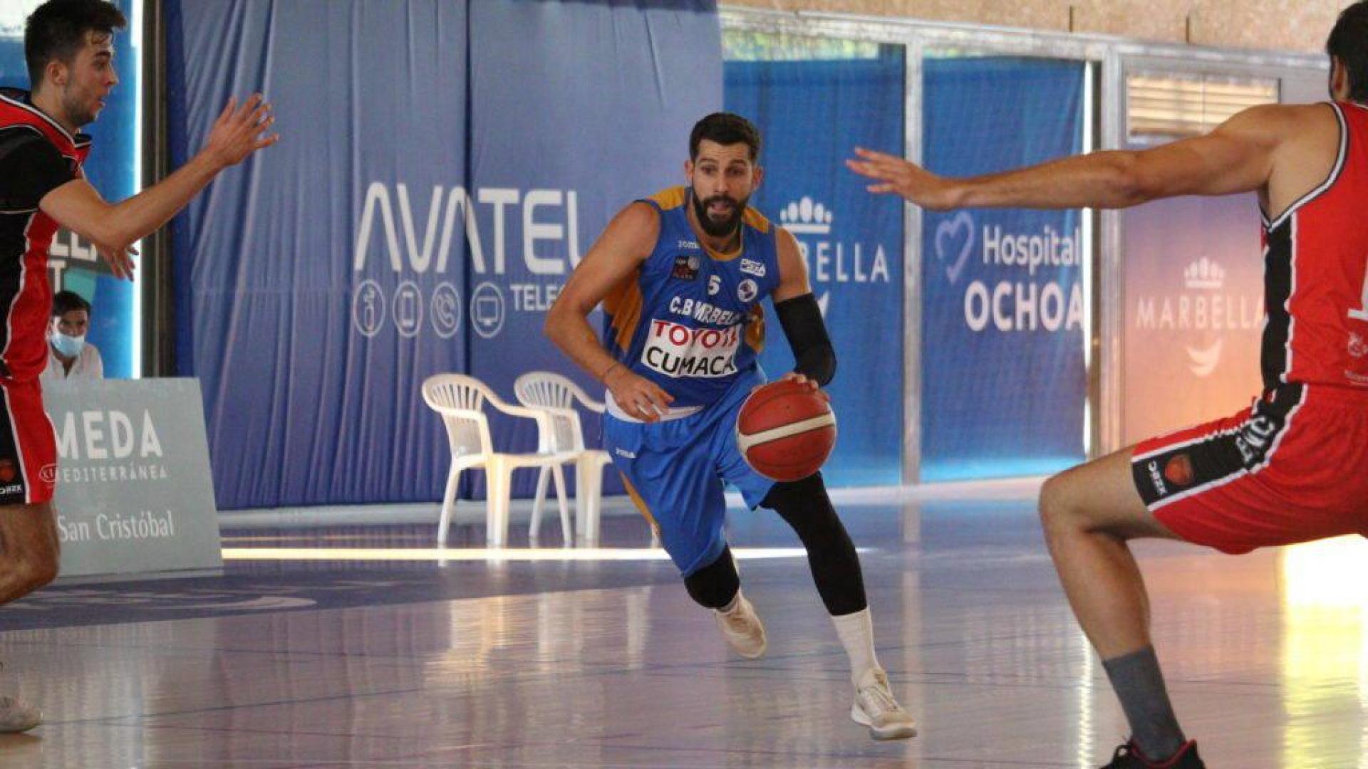 El base del Marbella, Adrián Fuentes, que jugó en el BNC, conduce el balón ante García y Treviño
