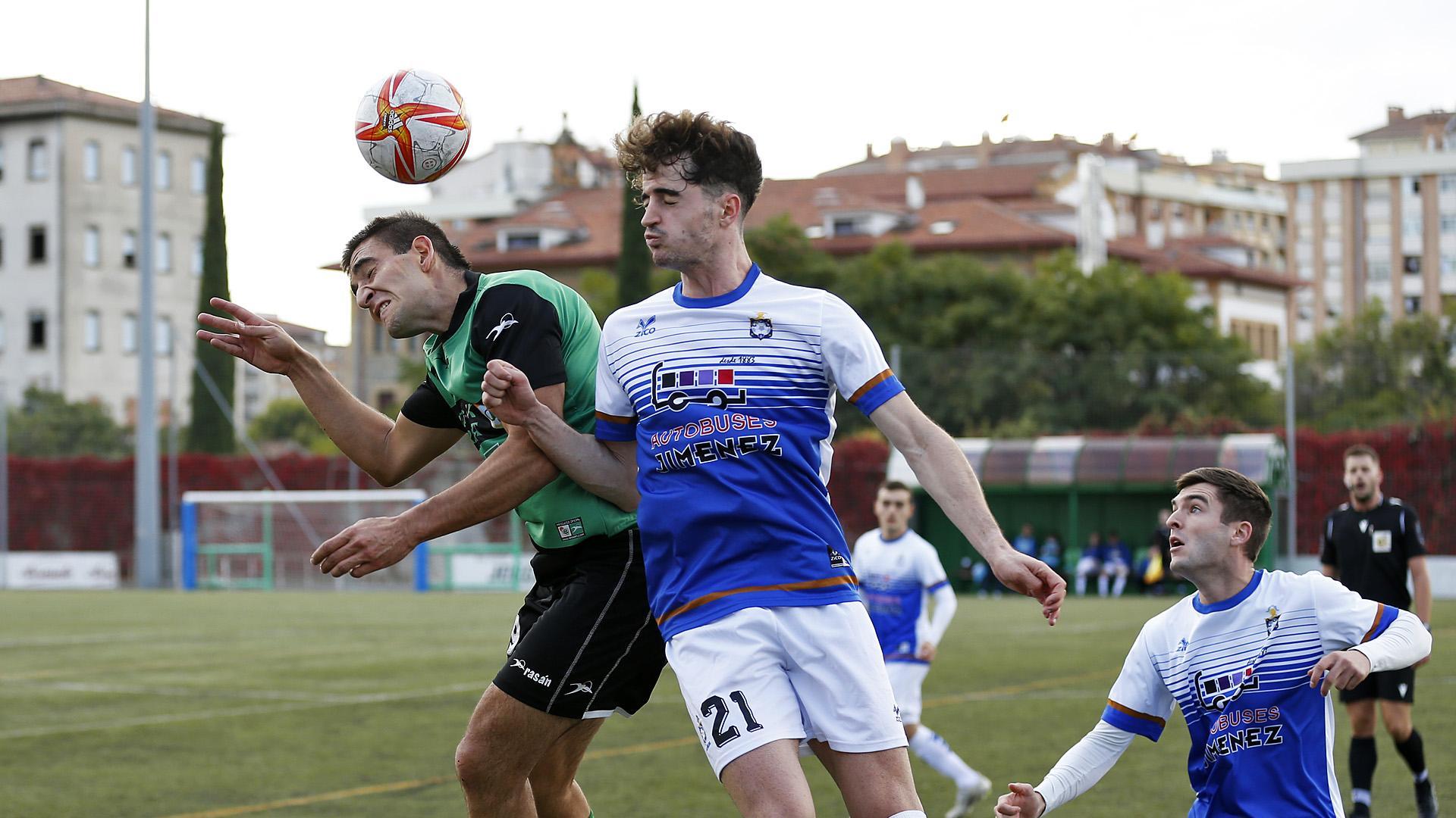 Juan del Burgo, del Beti Onak, y Álvaro Pardos, del Burladés, luchan por el balón