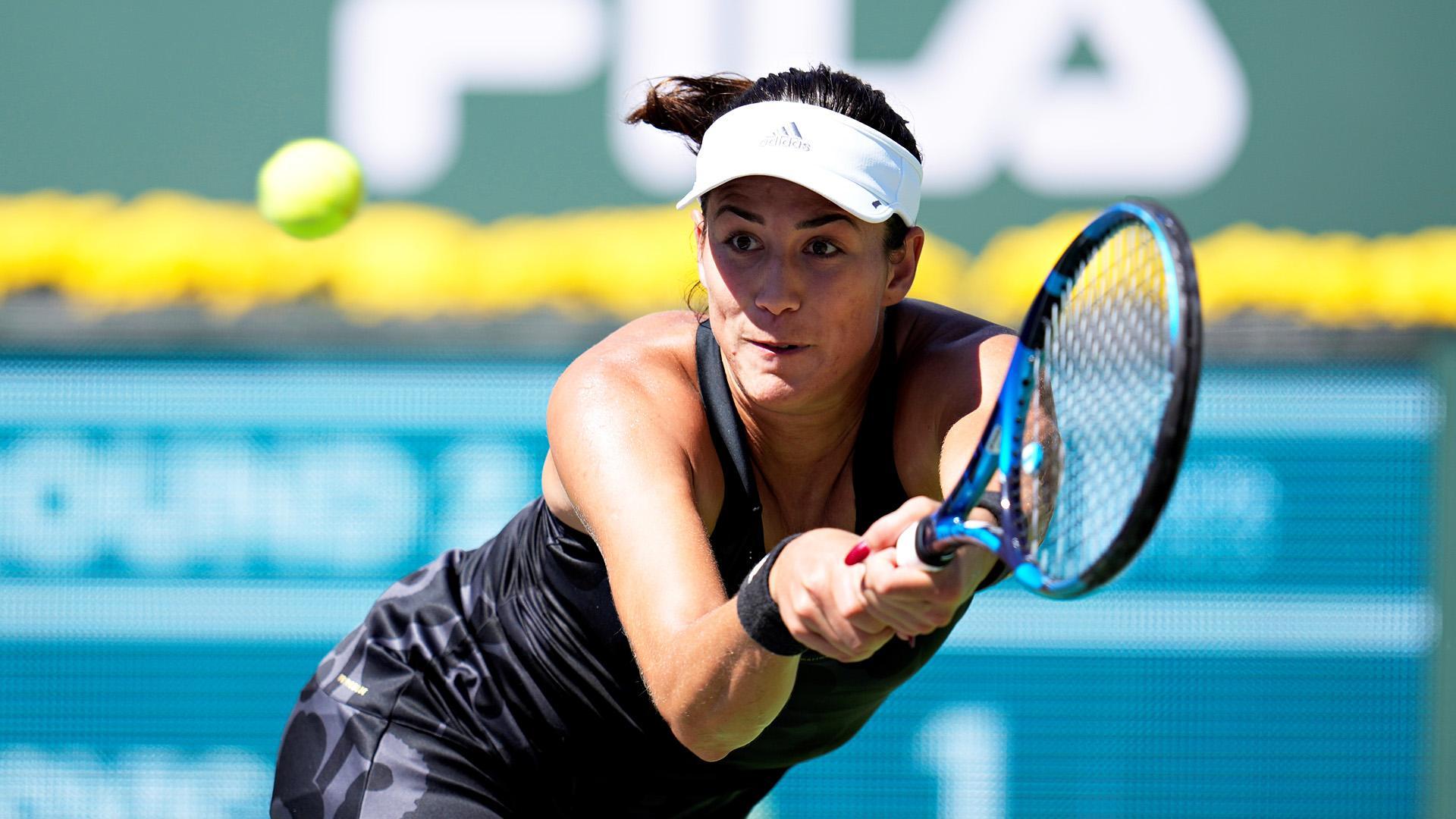Garbiñe Muguruza se estira para devolver una pelota de la australiana Ajla Tomljanovic en Indian Wells
