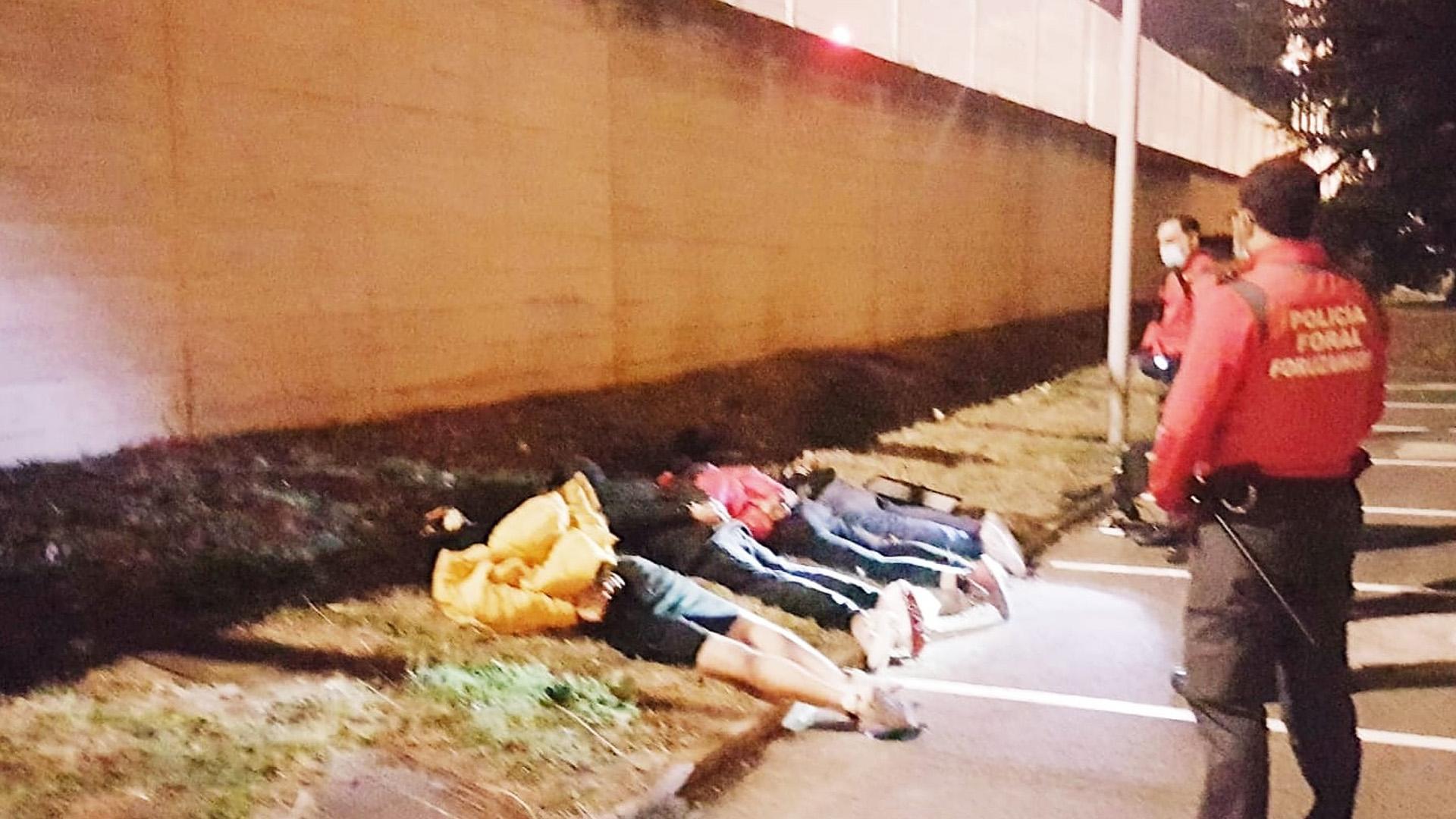 Los cuatro arrestados en Refena nada mas ser detenidos por agentes de la Policía Local