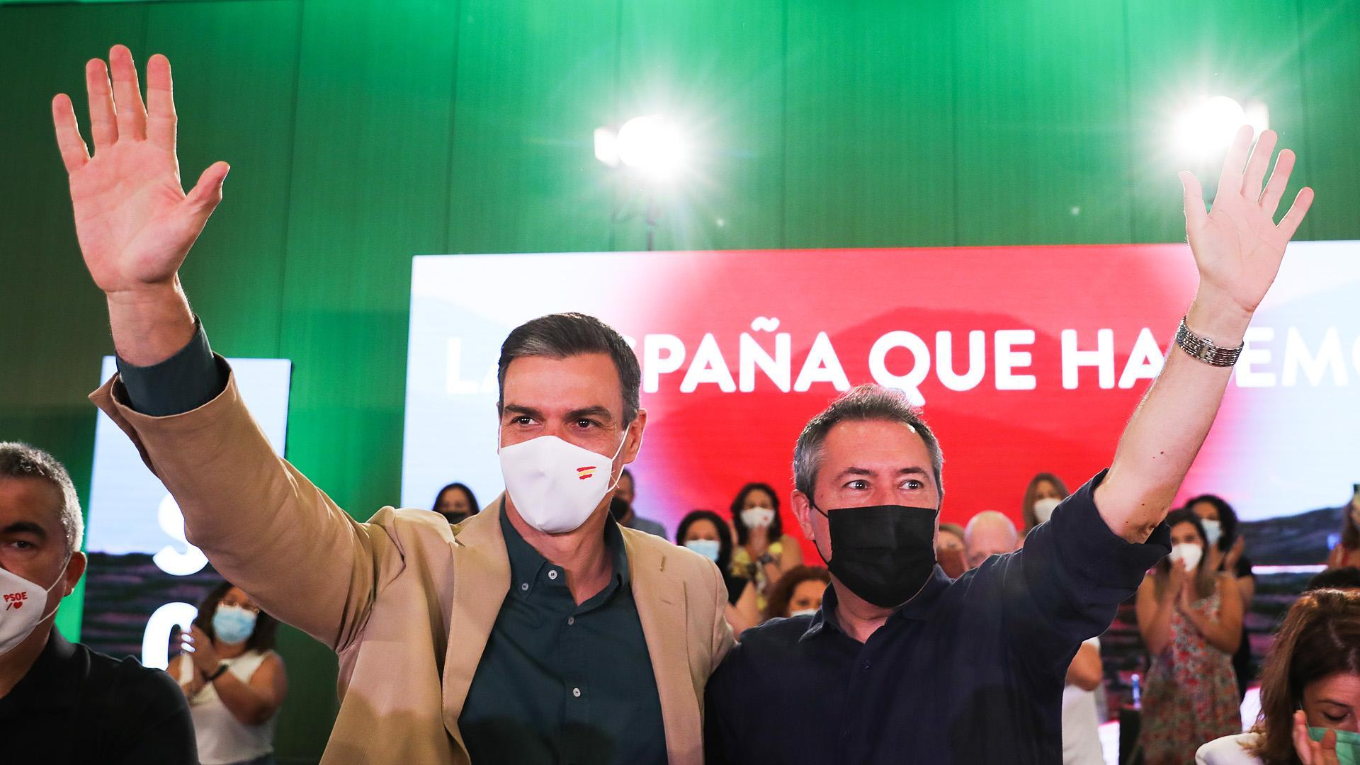 El secretario general del PSOE y presidente del Gobierno, Pedro Sánchez (izda.); junto al candidato socialista a la Presidencia de la Junta, Juan Espadas, en un acto en Sevilla el pasado mes de julio