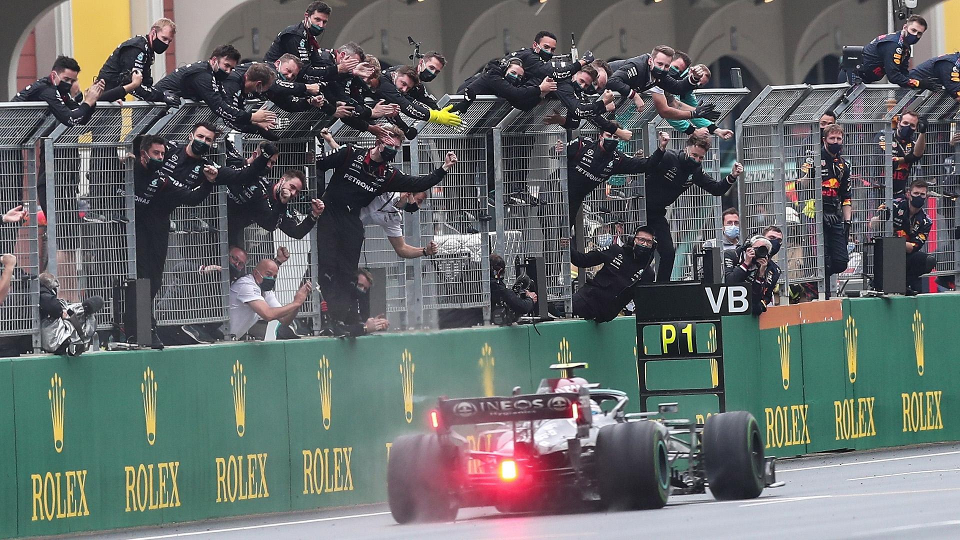 Celebración del equipo Mercedes tras el triunfo de Valteri Bottas en Turquía