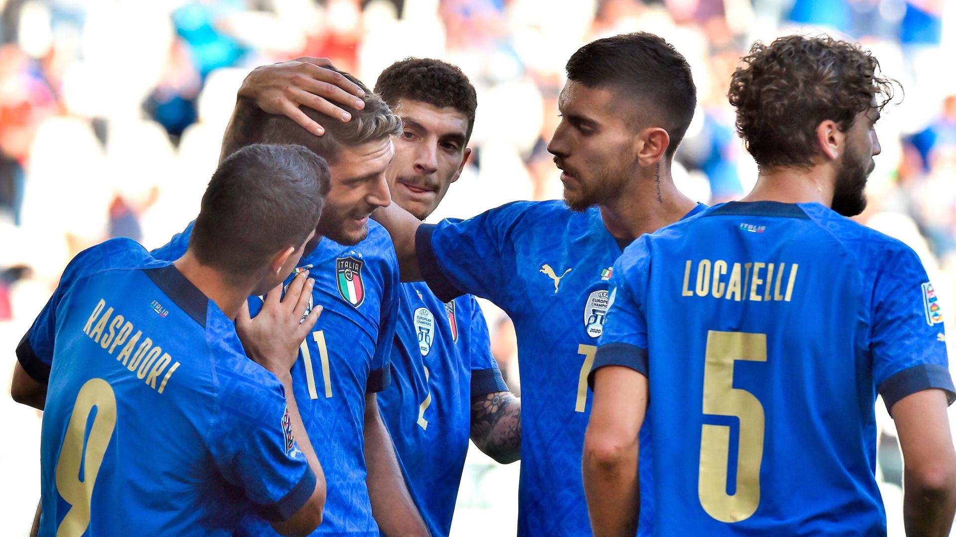 Futbolistas italianos felicitan a Berardi, autor del segundo gol