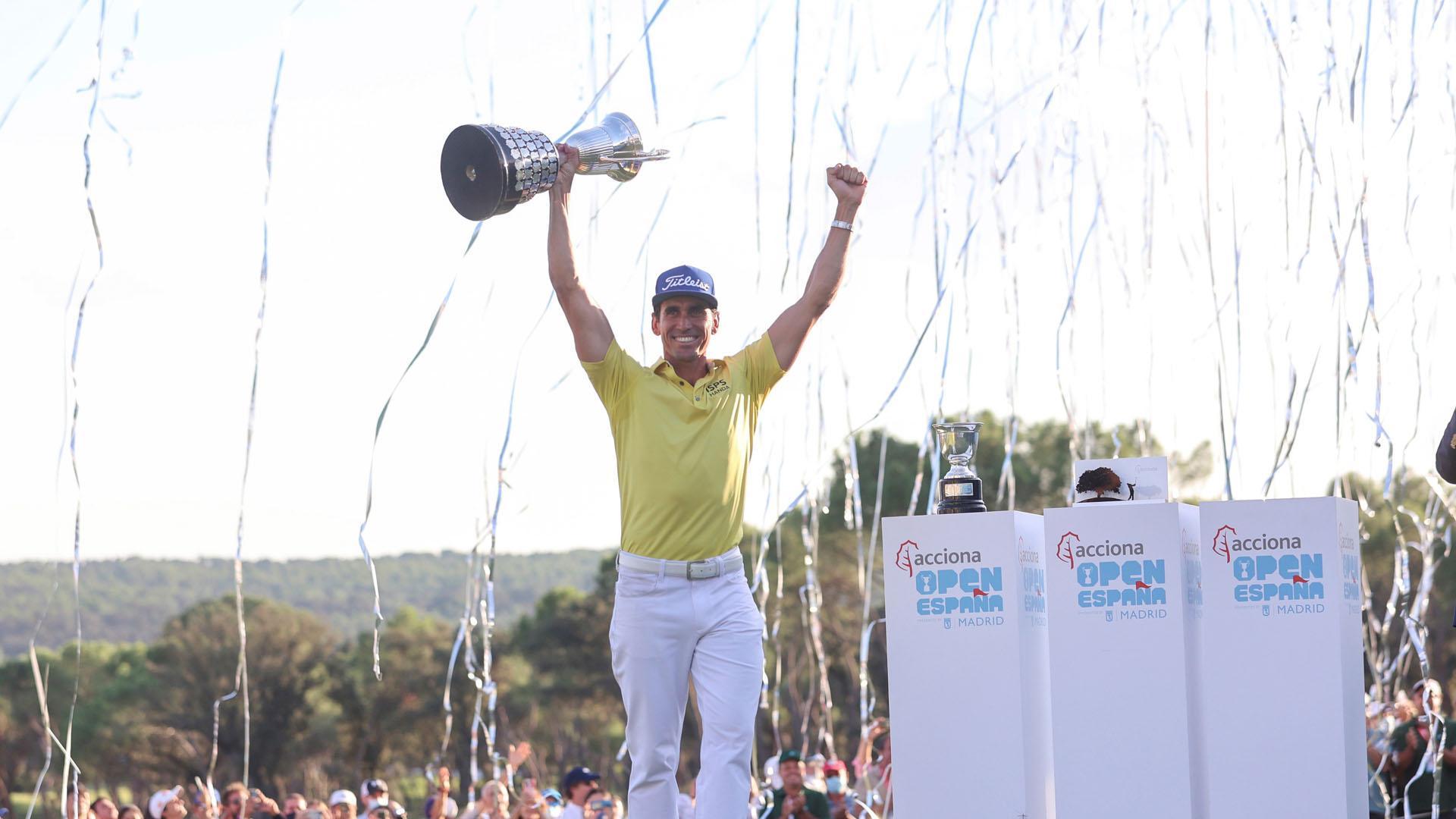 Rafa Cabrera celebra la victoria tras la última jornada del Abierto de España de Golf