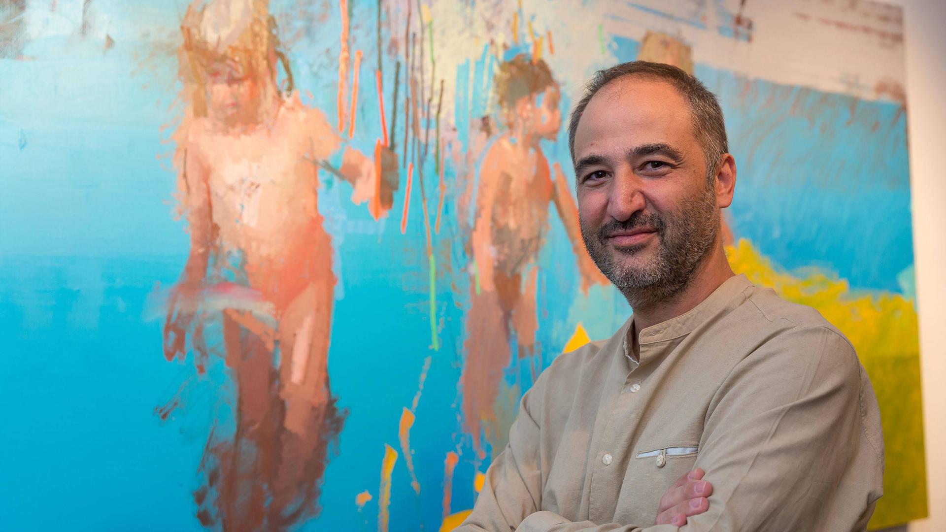 El pintor Miguel Coronado posa delante de la pintura ‘Piscina’ en La Puerta Gótica, del C.M. Belagua