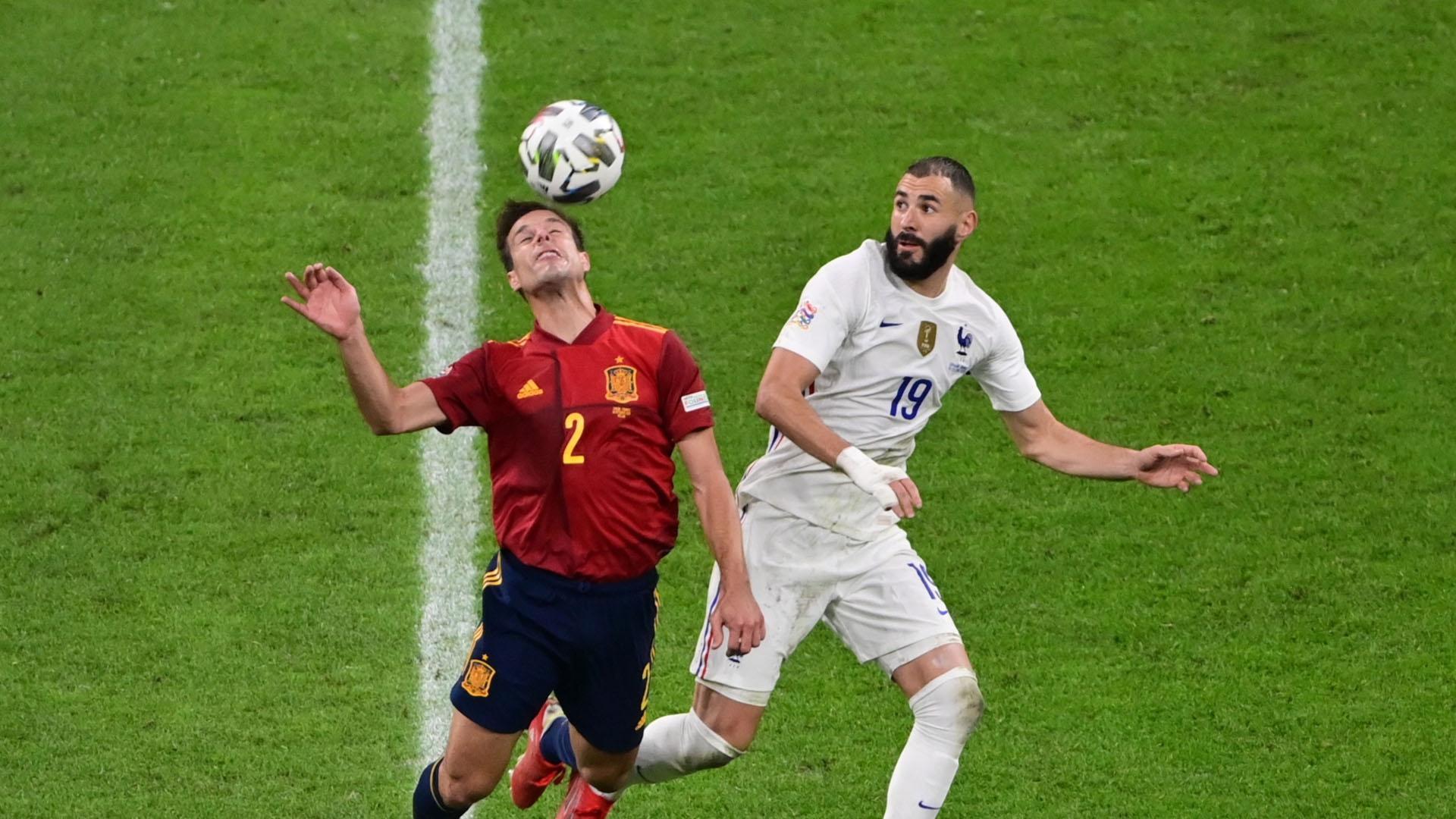 El navarro César Azpilicueta trata de controlar un balón ante la mirada de Benzema