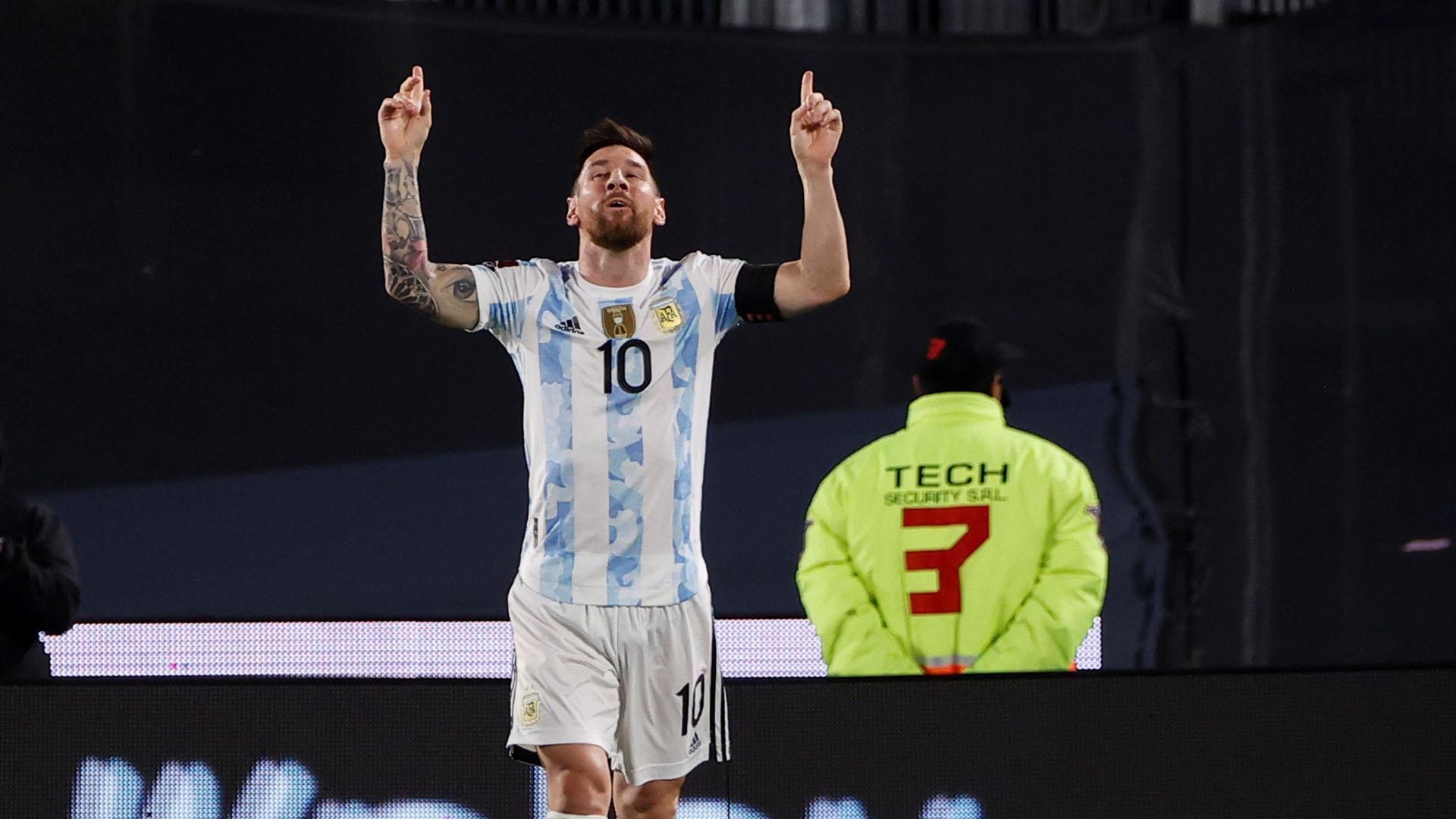 Leo Messi celebra su tanto en el choque contra Uruguay