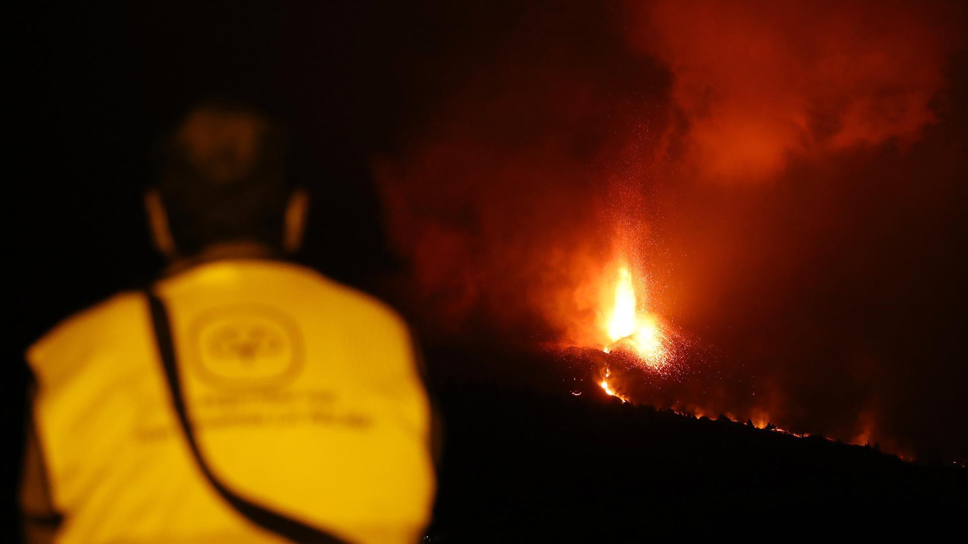 Un hombre observa la actividad del volcán de La Palma este domingo, 10 de octubre