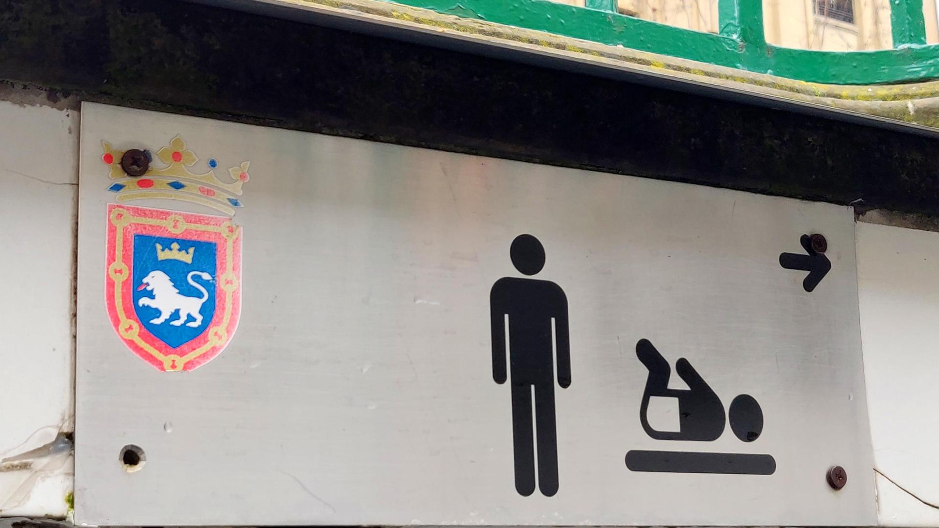 Placa identificativa de los aseos públicos