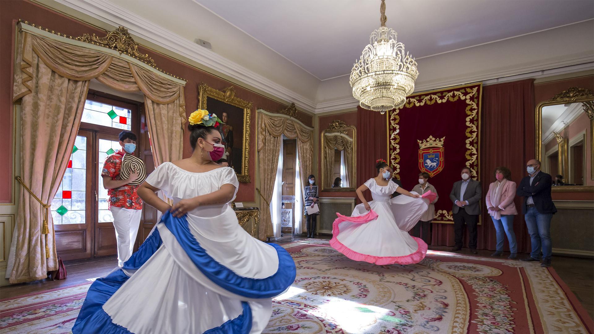 Bailes en el Ayuntamiento de Pamplona con motivo del 12 de octubre