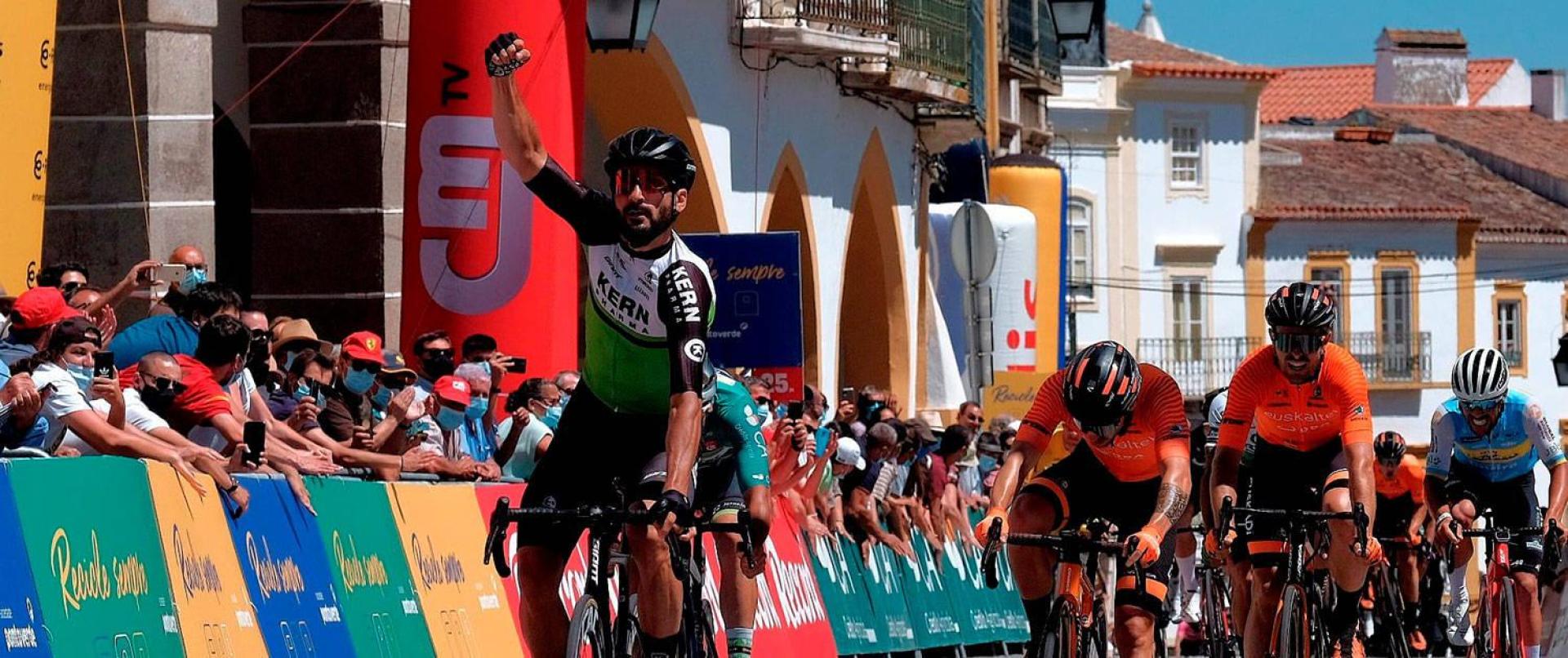 Enrique Sanz celebra un triunfo de etapa