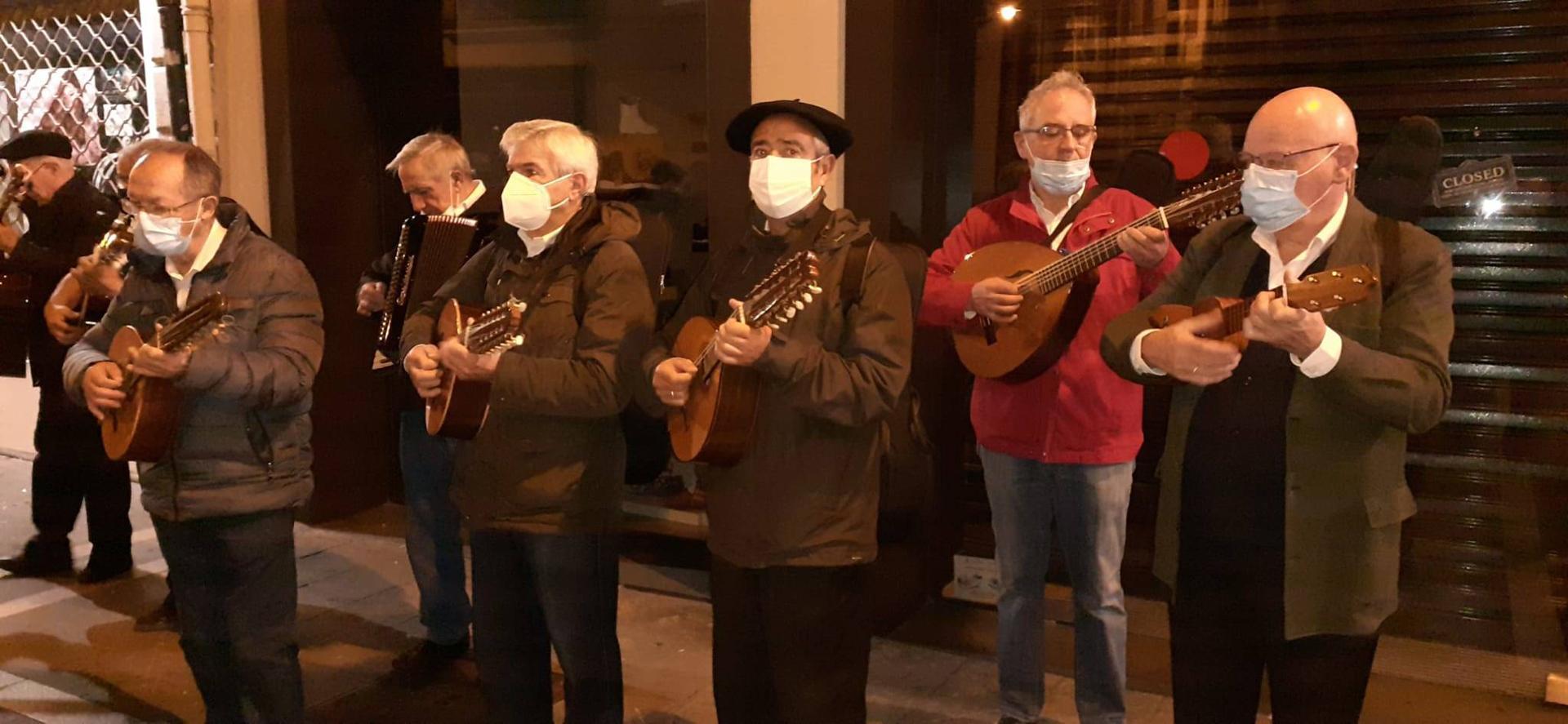 Los Auroros de Santa María la Real de Pamplona cantando en la Plaza Consistorial