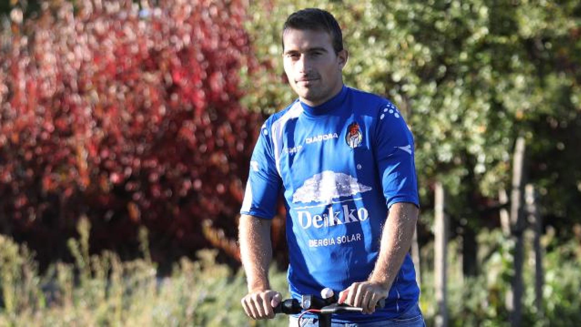 Fermín Úriz, montado en su patinete, se vistió este lunes con la camiseta del primer partido que jugó con la Peña Sport en el año 2009