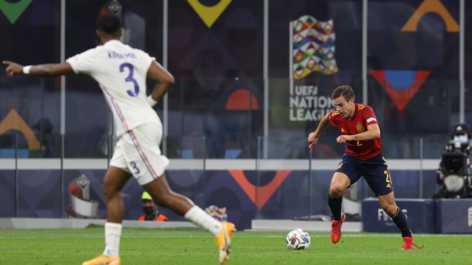 César Azpilicueta conduce el balón en la final ante Francia
