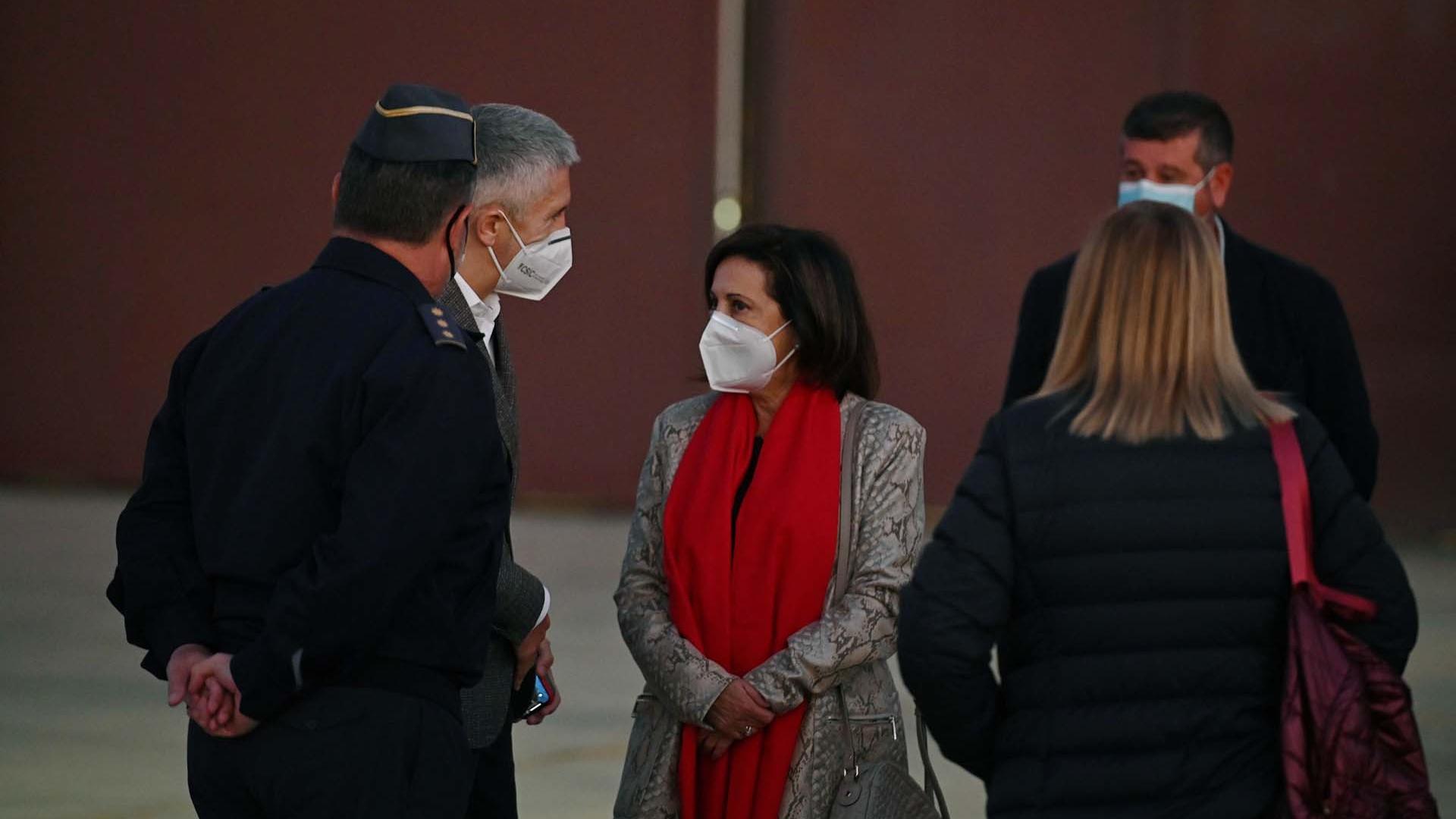 Margarita Robles y Fernando Grande-Marlaska, en la base aérea de Torrejón para recibir al avión con refugiados afganos