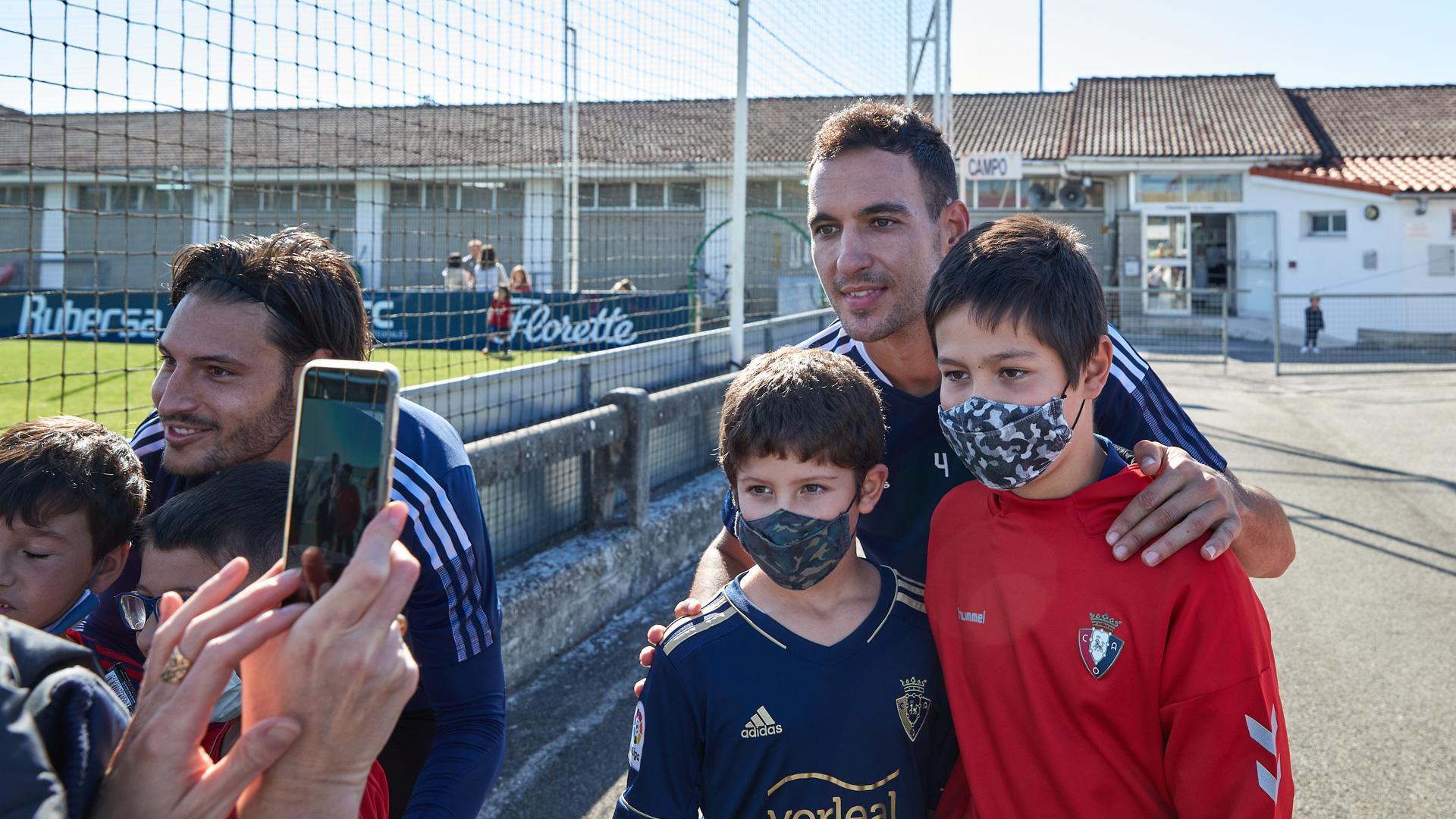 Juan Cruz y Unai García fueron dos de los jugadores que se acercaron a la zona donde les esperaban jóvenes aficionados para una fotografía