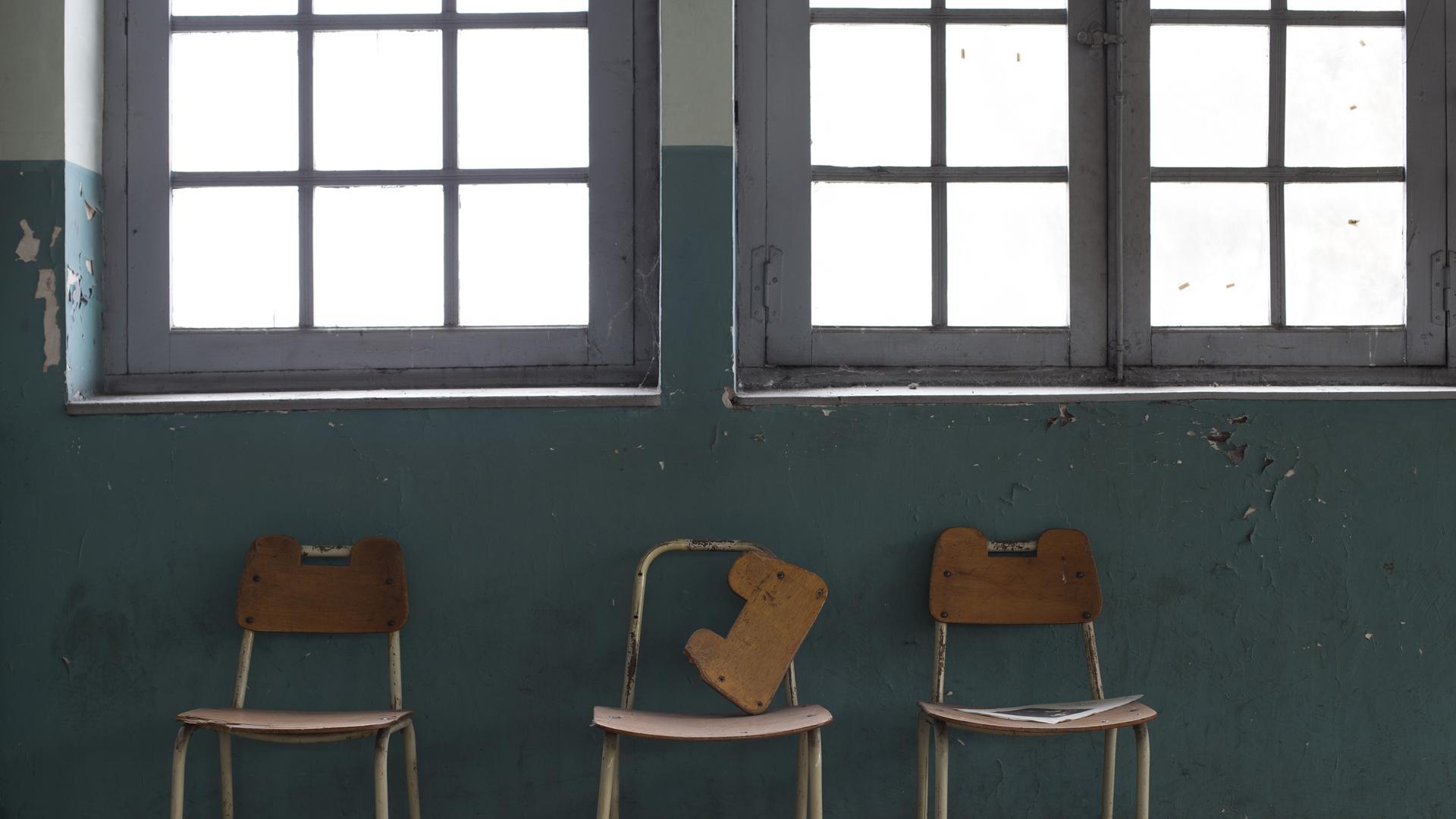 Sillas abandonadas en un colegio sin alumnos