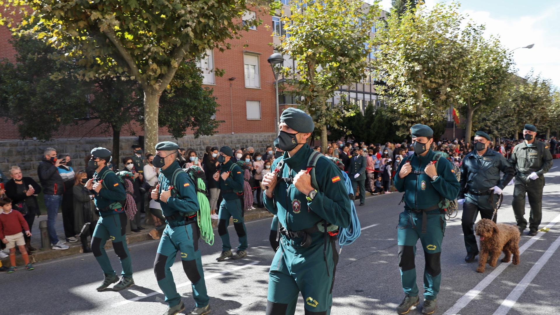 Un momento del desfile que recorrió la Avenida Galicia, en Pamplona, con el paso del grupo de rescate en montaña, el GREIM