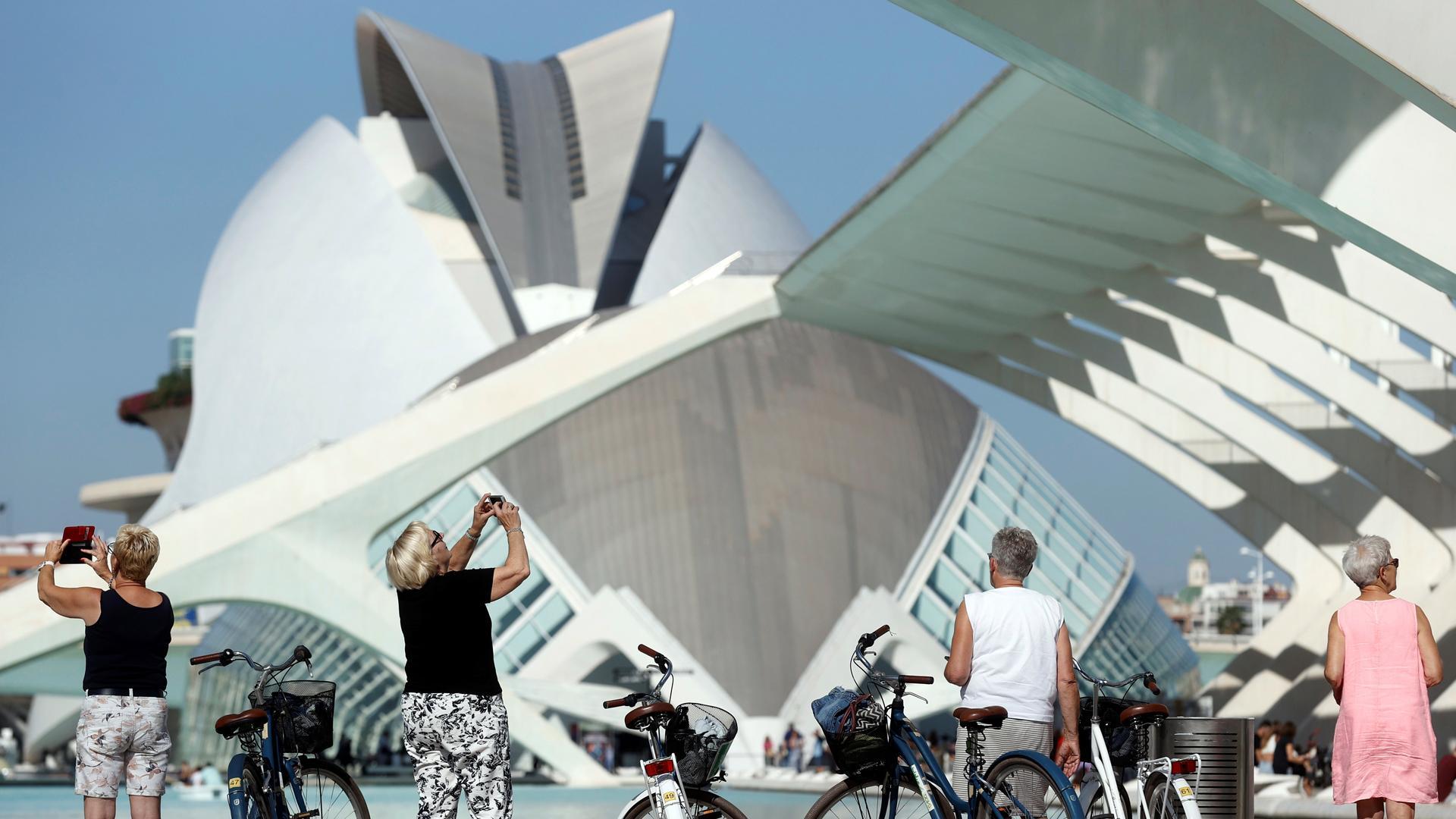 Turistas en la Ciudad de las Artes y las Ciencias de Valencia